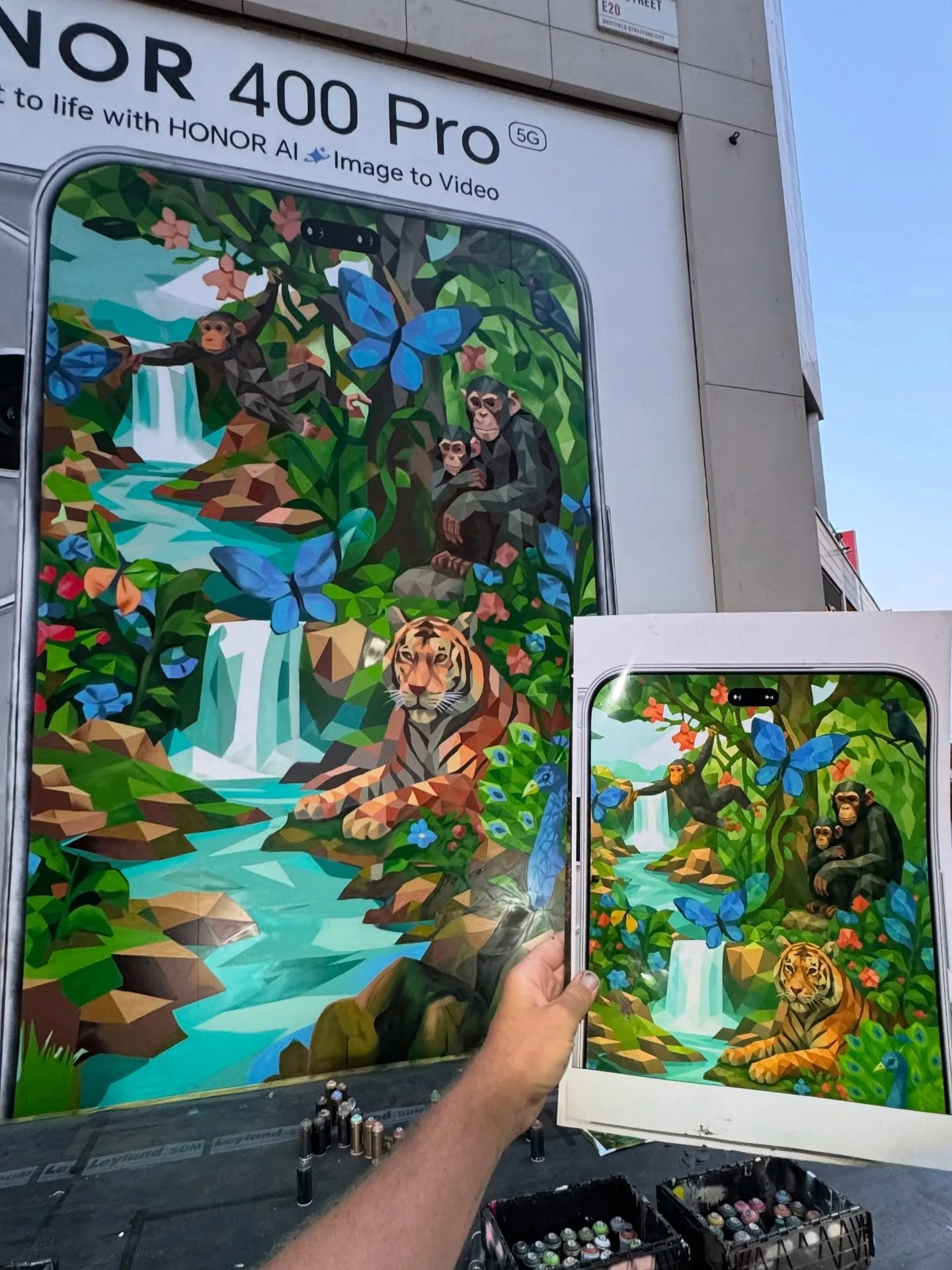 Polygon Jungle 🐯 Some WIP and final shots of a wall I designed for @ukhonor and painted with the @globalstreetart squad for the new HONOR 00 Pro - AI image to video function.

The AI image to video animates the wall and brings it to life. Working th