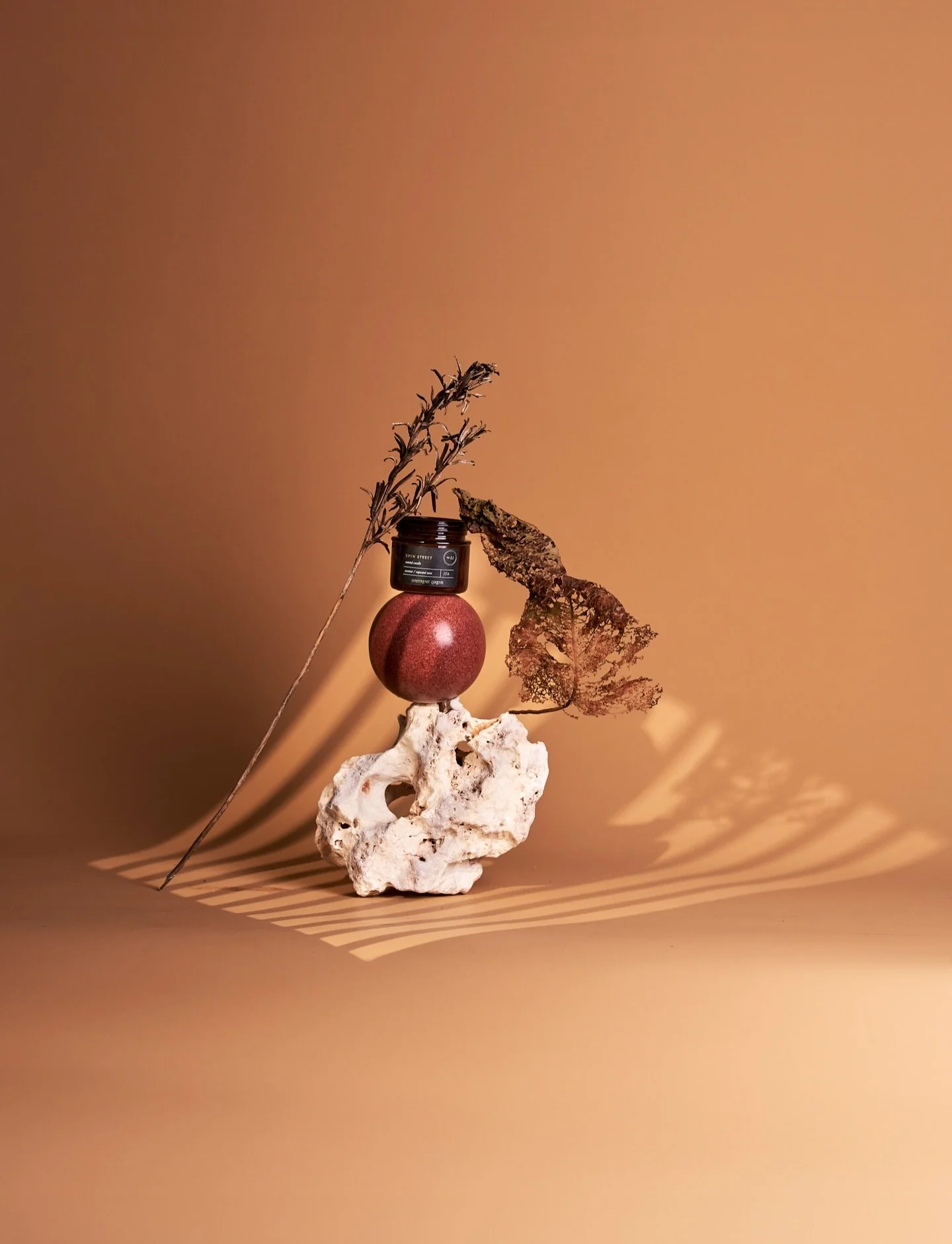 Ergens in de stilte van een opgebouwde compositie &mdash; een steen, een bol, een gedroogd blad &mdash; gebeurt er iets wat ik nergens anders vind.
De laatste tijd geef ik mezelf steeds vaker de ruimte om dat op te zoeken. Eigen creatief werk maken. 