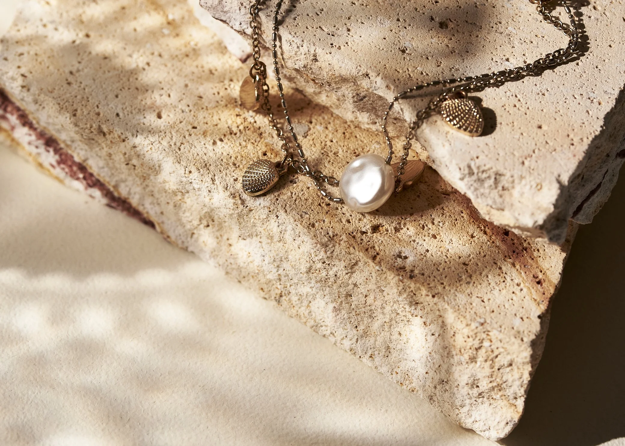 Sieraden-steen-stilleven-licht-schaduw-natuurlijk-Iris-Koopmans-Fotografie 2.jpg