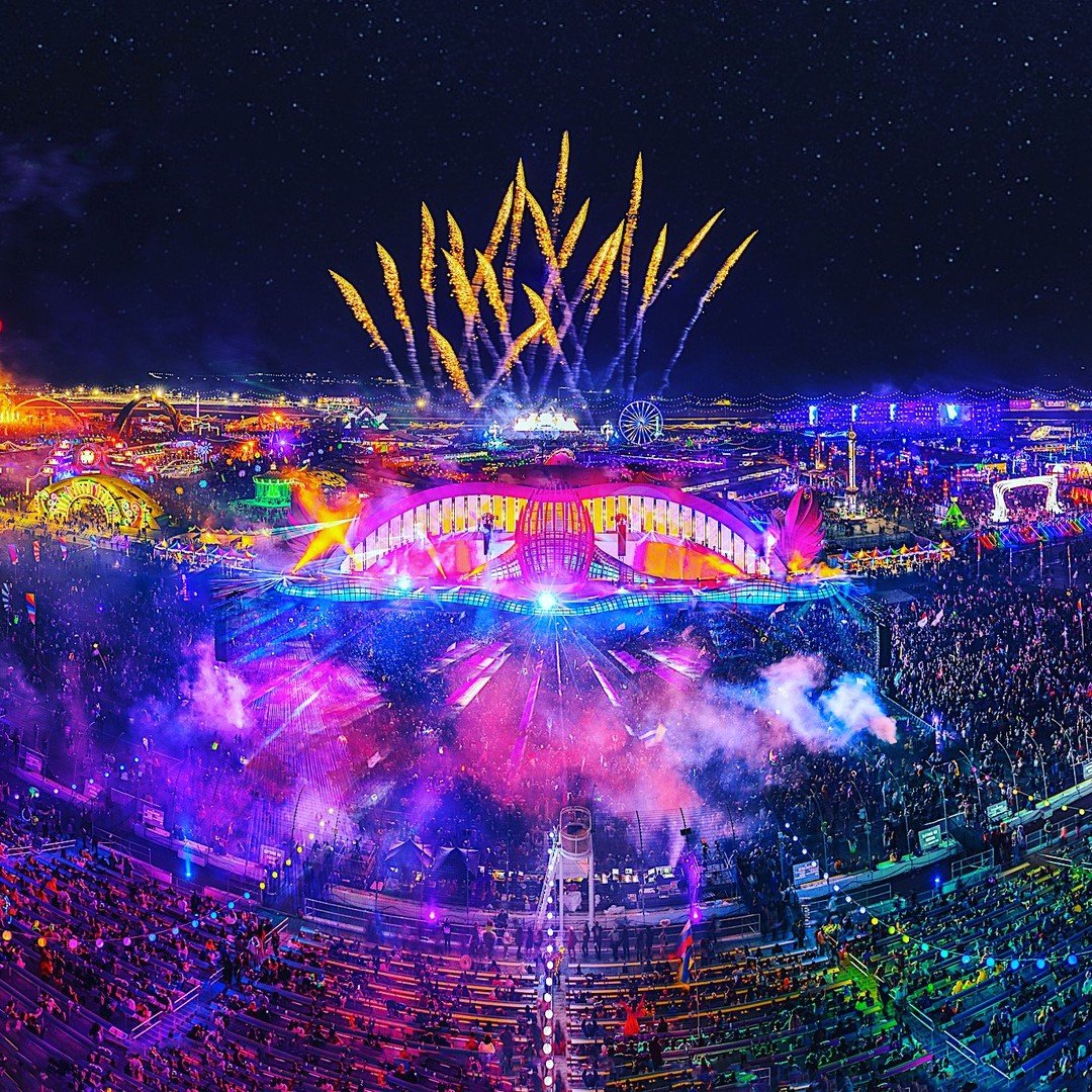Let us take you to EDC Las Vegas! Skip the lines or trying to figure out ride shares and book your ride on luxury shuttles bus!
⚡️ Ride with your friends on fun, safe, and reliable party buses to Las Vegas Motor Speedway, May 17-19, 2024.
⚡️ Shuttles