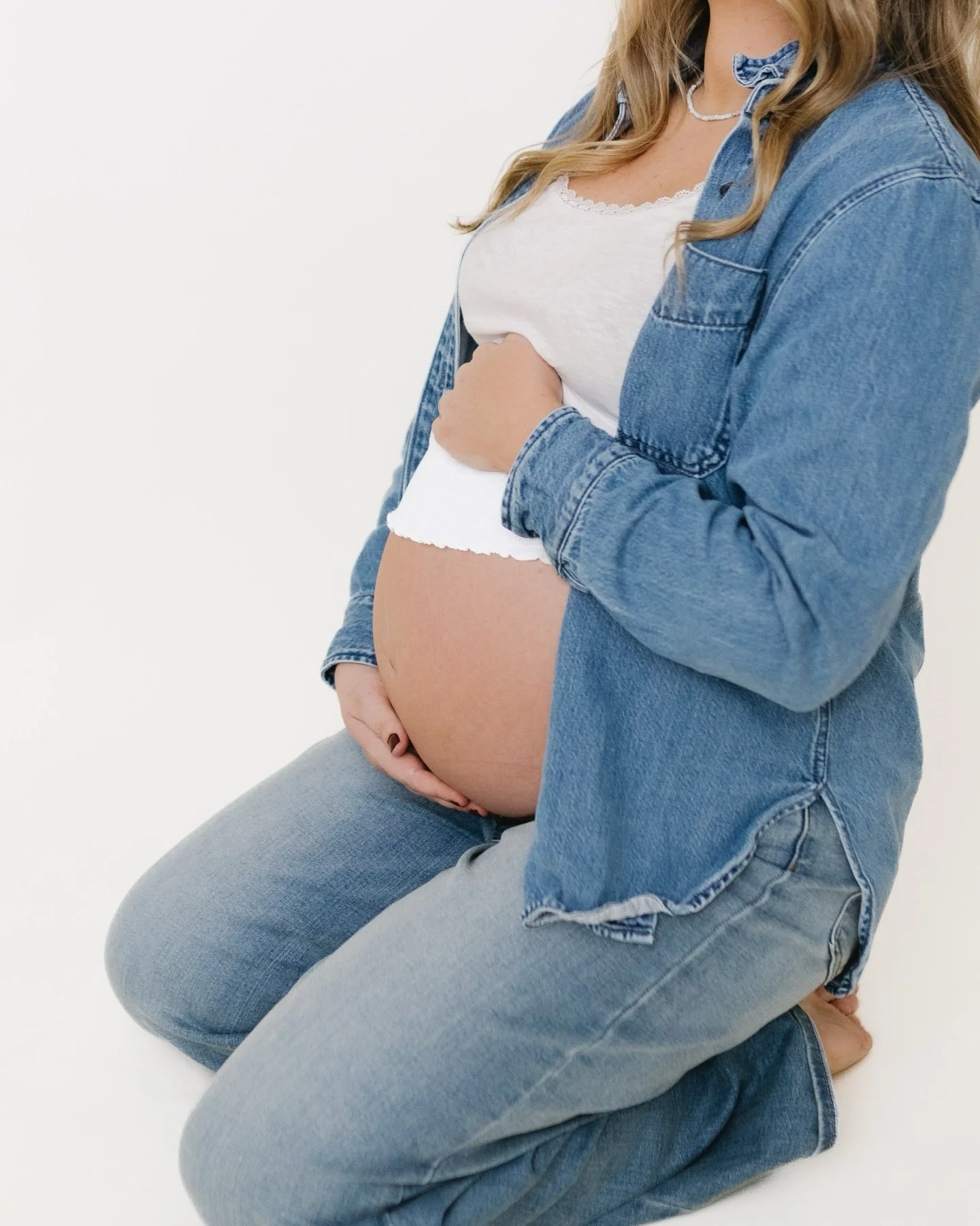 the denim duo of my dreams 🤍👖
there is something so timeless about a classic white tee and jeans, especially for studio maternity sessions! 

🌿planning your own maternity session? i always recommend booking your studio date for when you&rsquo;re b