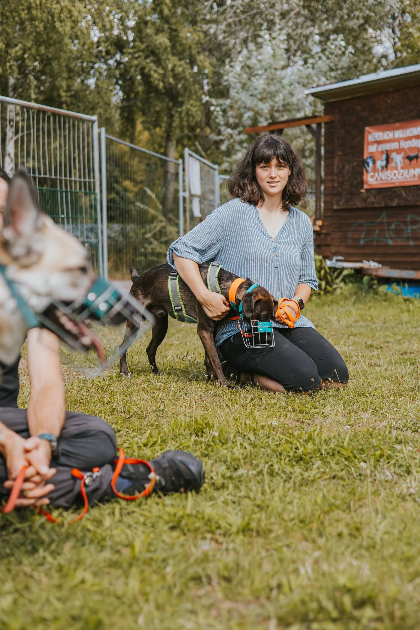 Denise Broscheit mit einem Tierschutzhund aus Rumänien, der einen Maulkorb trägt. Auch schwierige Hunde sind bei Seminaren von CaniSozium willkommen.