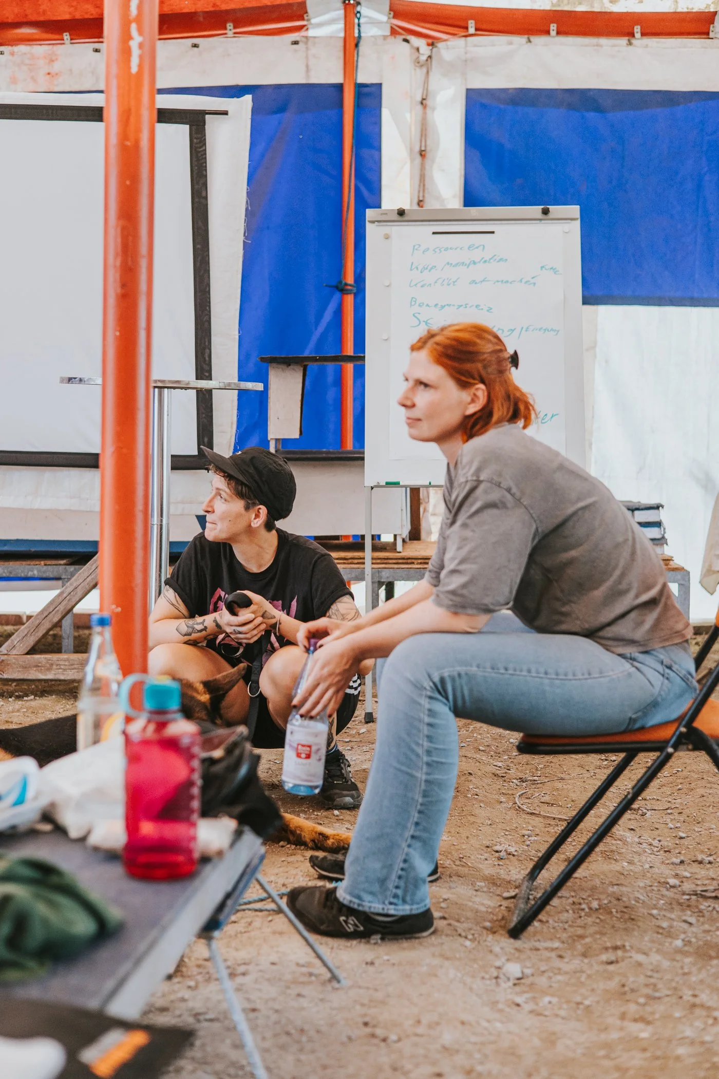 Hannah Rohde und Constanze Gülle im Veranstaltungszelt des Hundezentrums CaniSozium in Berlin. CaniSozium ist spezialisiert auf Hunde mit Problemverhalten und bietet Fortbildungen dazu an.