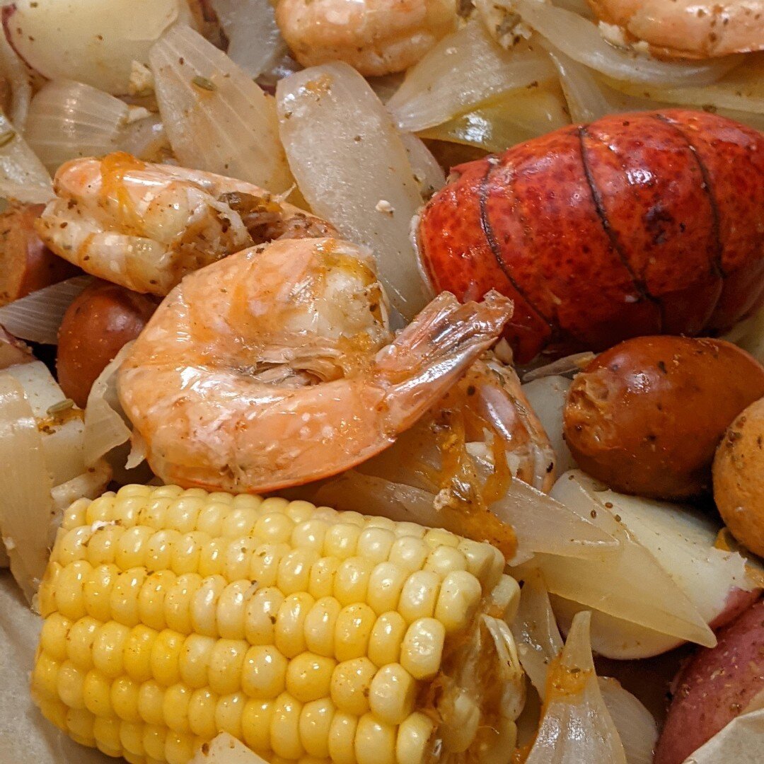 This is how we Valentine's Day in our household! ❤️🦐

#happyvalentinesday #shrimpboil #lobsterboil #lovewhereyoulive #compassrealestate #lrghomes