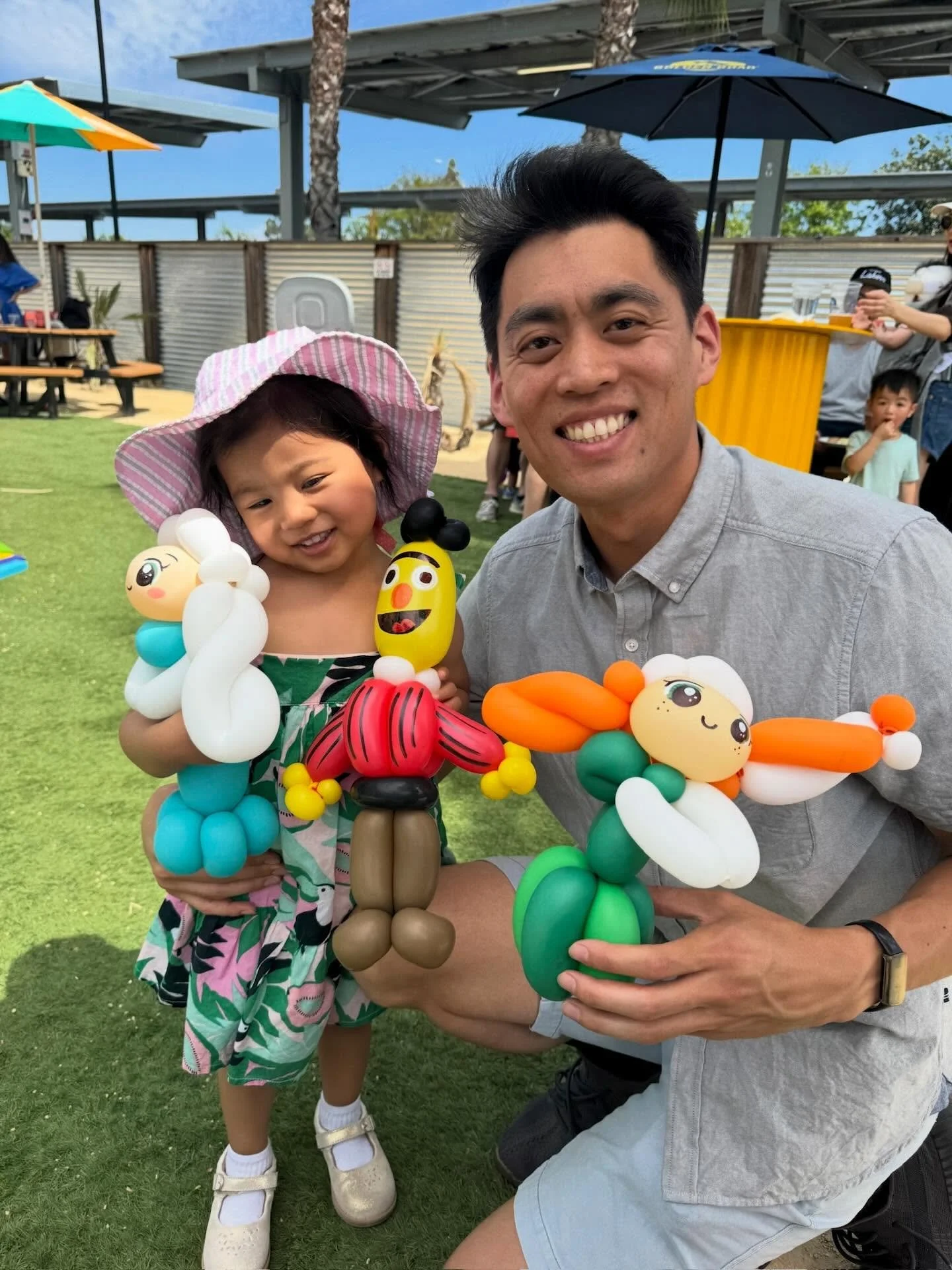 Balloons are always a crowd pleaser- no matter the age! 🎈✨

DM us today to inquire for your next event! 

#ocballoons #ocballoontwisting #ocballoonanimals #ocballoonartist #ockidsentertainment