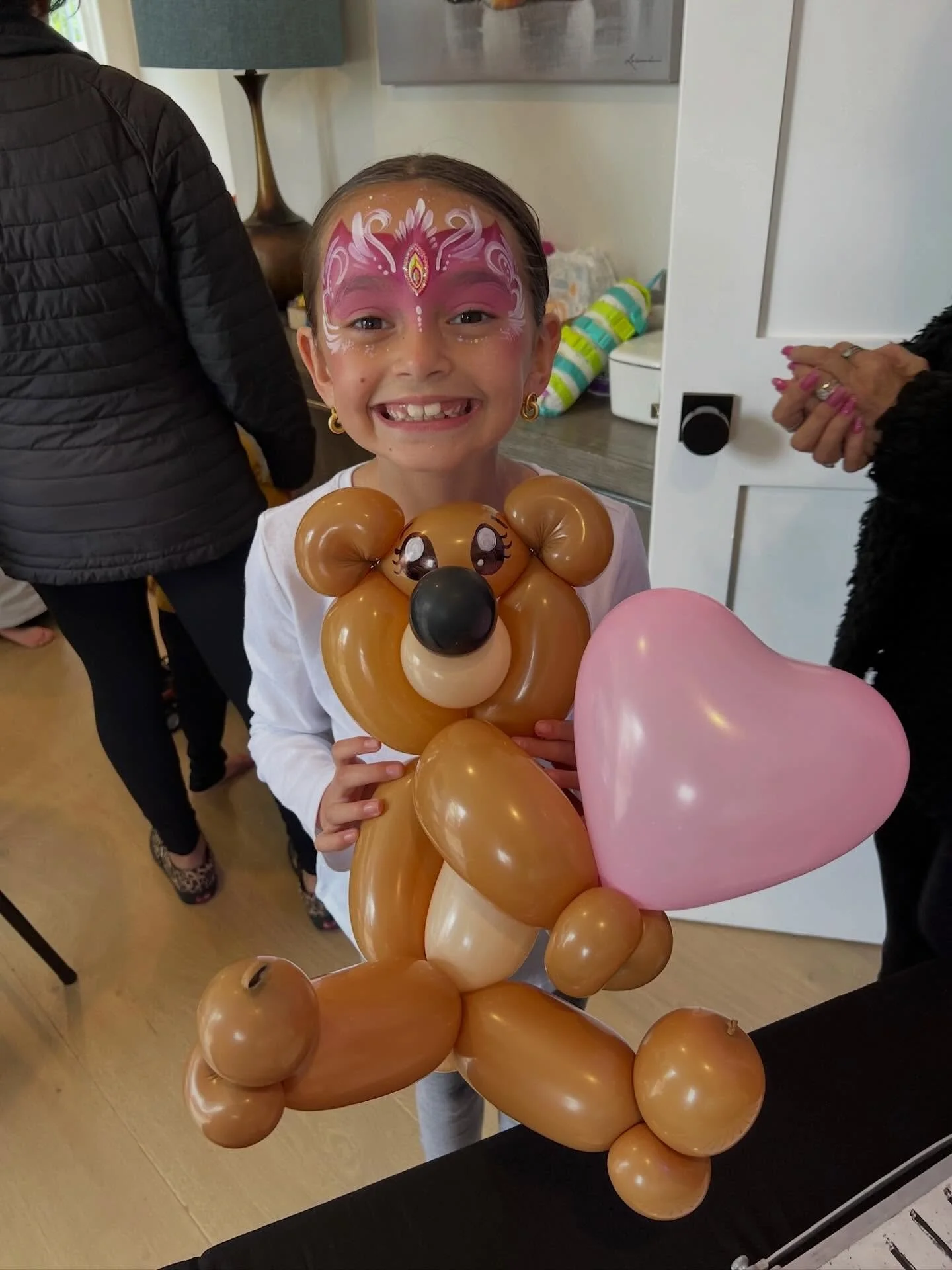 The easiest way to keep the kids entertained 🎈🎨

Spots are filling up fast- dm us today to book! 

#ocballoons #ocballoonanimals #ocfacepainting #ockidsentertainment #balloonigami