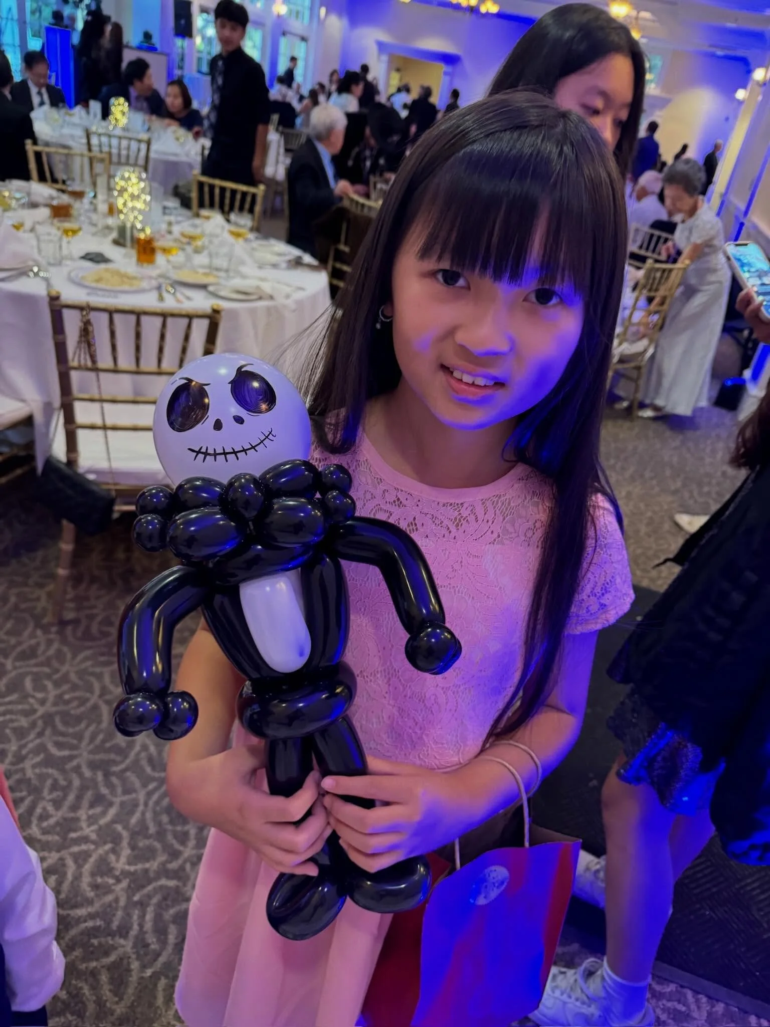 Our balloon twisting is the perfect entertainment for wedding receptions! DM us to book today! 

#ocballoons #ockidsentertainment #ocballoonartist #ocballoonartist