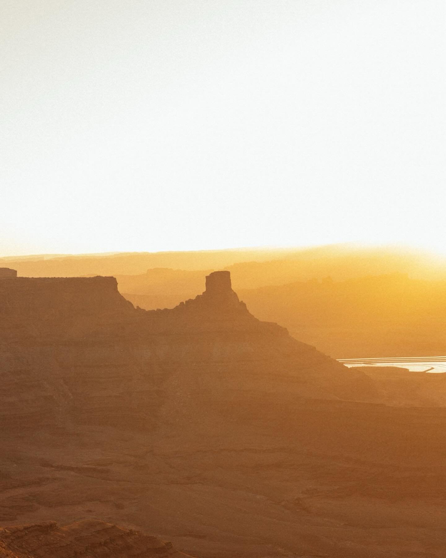 Dead Horse State park is one of my favorite state parks in Utah because it has views similar to the Grand Canyon and HorseShoe Bend, but is less traveled. It also has the most amazing sunrises and sunsets I have ever seen! 🌅 

Dogs can also be on a 