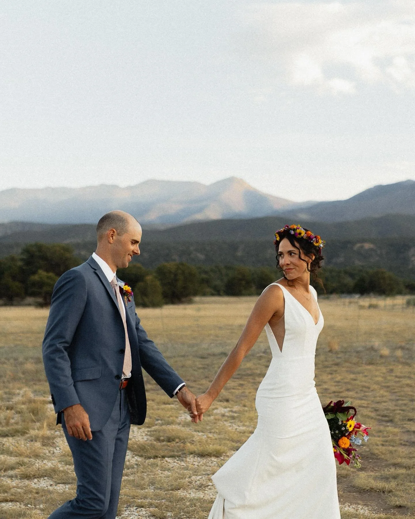 The beautiful mountain wedding of Teresa and Alex in Salida, CO! Loved the live music by @mighty_holler, delicious @voodoodoughnut wall, and all of the beautiful details that made their day at the @blue_coyote_ranch! 

The bride and I took a music th