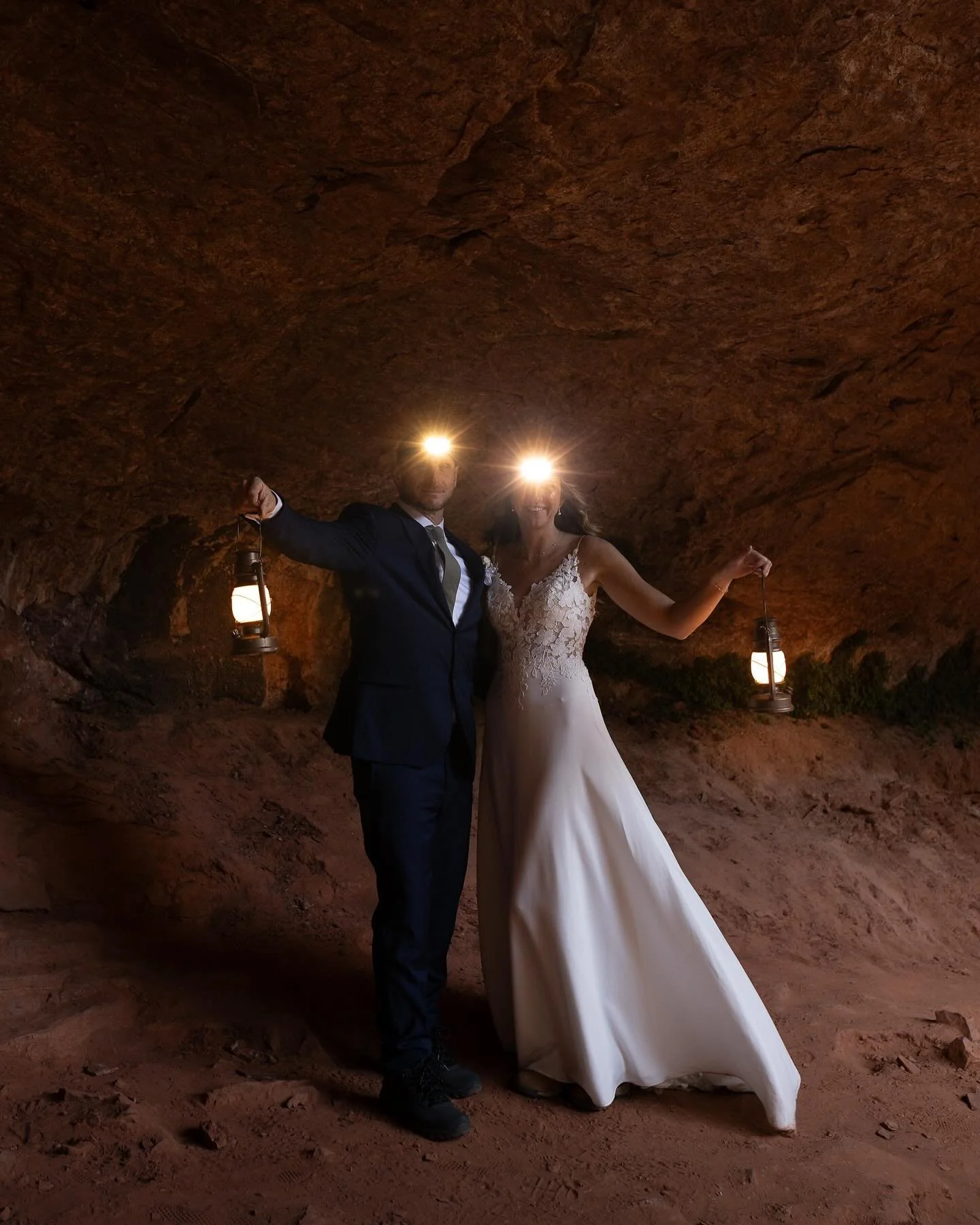 The beautiful elopement day of @jesi4591 and @tjrice15! 

The couple started the day eloping at a gorgeous log cabin Airbnb in Orderville, ate some delicious BBQ with their closest family and friends, played pool, and then headed to Zion to end their