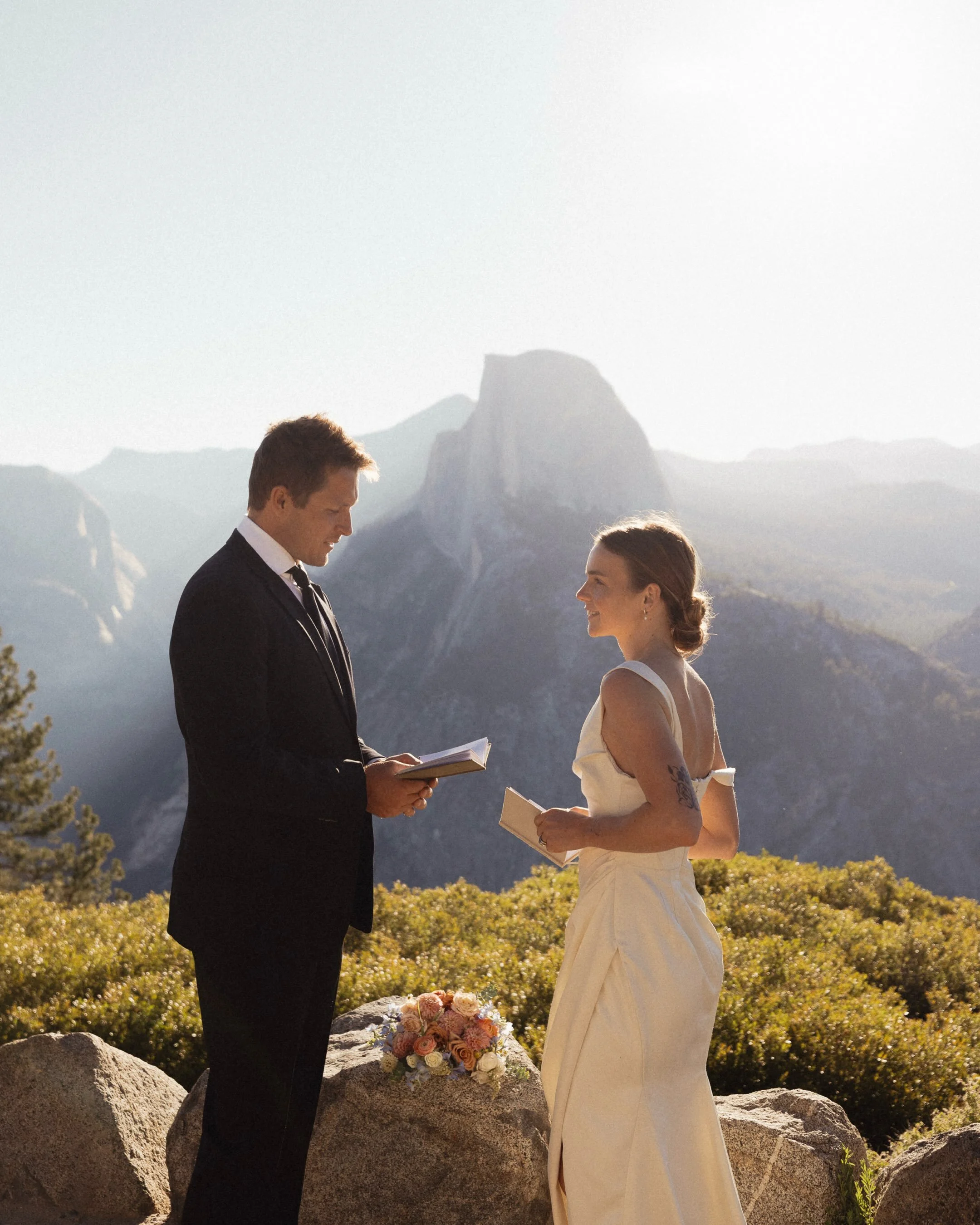 A Yosemite kind of love. 🌅 ⛰️ 

#yosemitenationalparkelopements #yosemitenationalpark #yosemitenationalparkelopement #yosemitenationalparkelopementphotographer #yosemitenationalparkelopementvideographer

Host: @vowandventure.co 
Associate Shooter: @