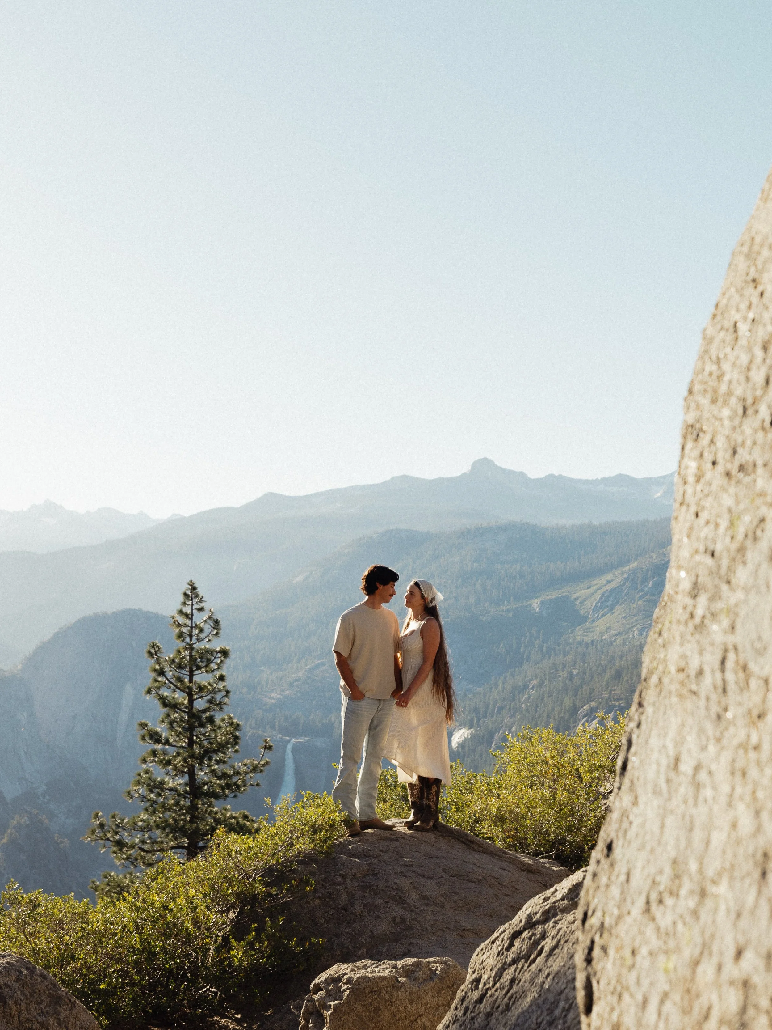 Swipe to see if you can spot the photo bomber. 🐿️ 

#yosemiteengagementsession #yosemiteelopementphotographer #yosemiteelopementvideographer #yosemiteelopements

Retreat: @vowandventure.co 
Associate: @photosbyamberlyn