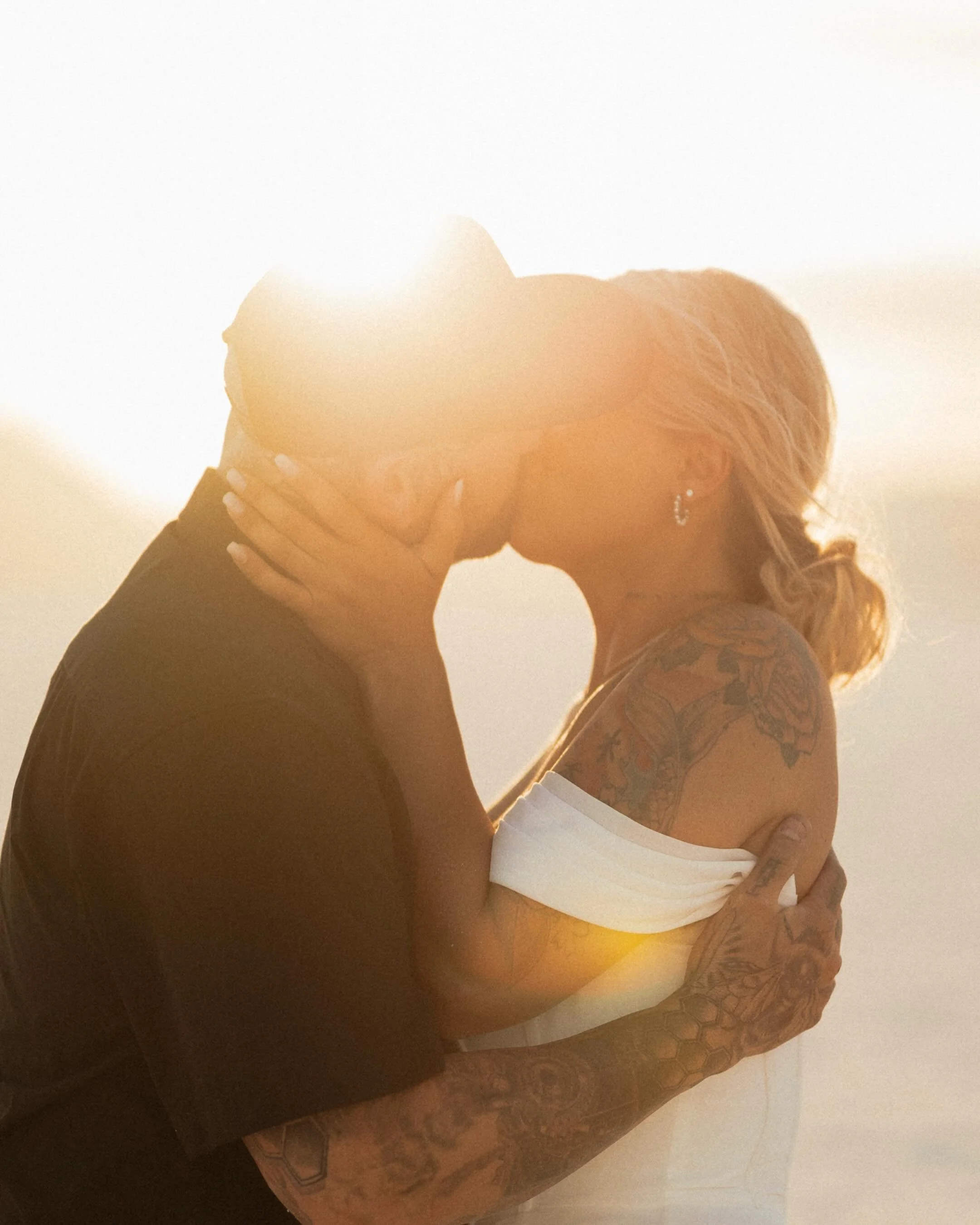 The beautiful elopement day of @simply_tara_mcfarland and @jaden.mcfarland! ⚡️ ✨ 

Cheers you two! 🥂 

#bonnevillesaltflatselopement #saltflatselopementphotographer #saltflatselopementvideographer #saltflatselopement #bonnevillesaltflatselopementpho