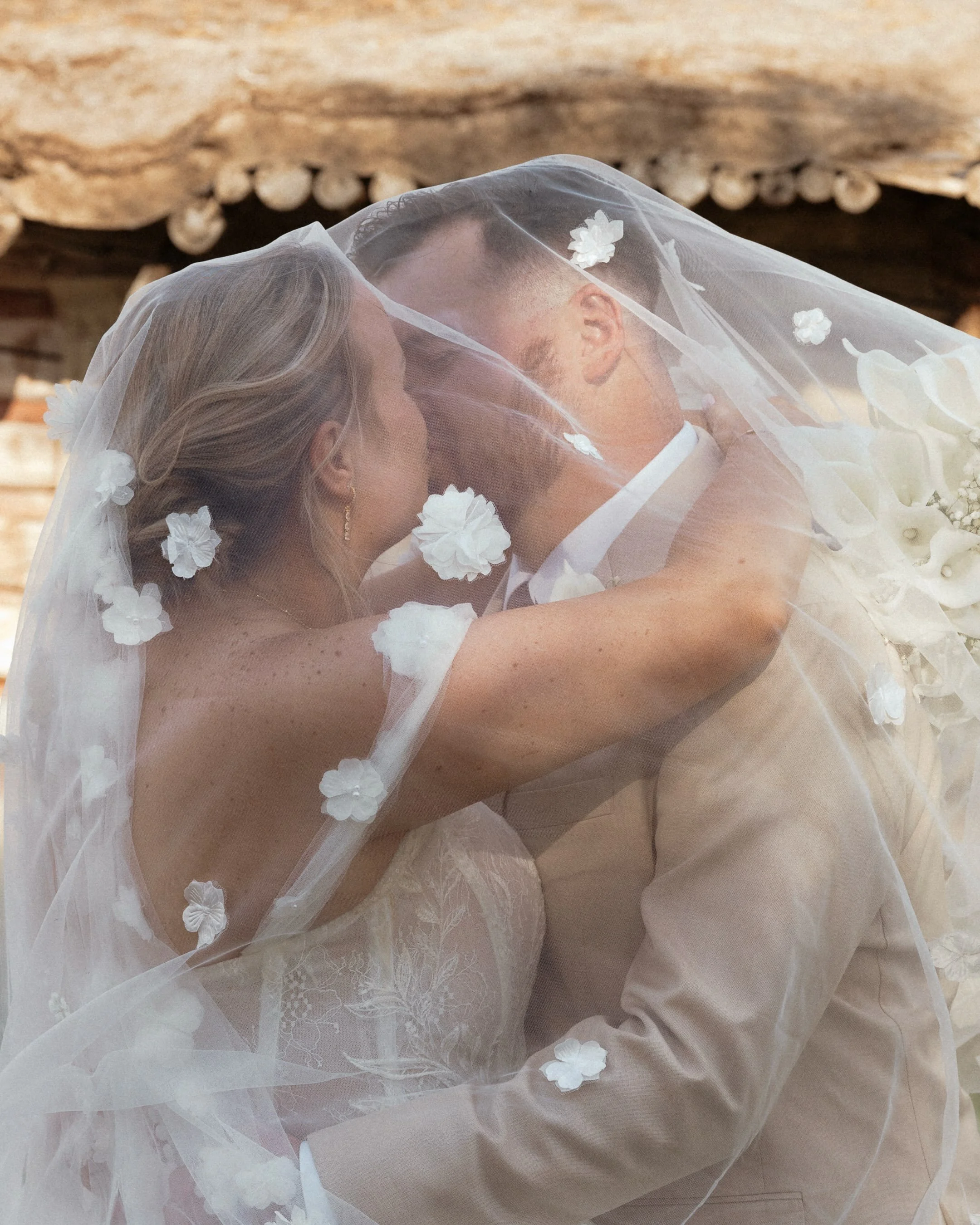 A windy Wyoming wedding! 🐎 

Loved celebrating these two AND side note - Peighton and I both had our babies within 1 week of each other. We are forever bonded! Haha &hearts;️

Vendors: 
Photo and Video: @roamingvowfilmco 
Venue: @sweetwaterevents 
D