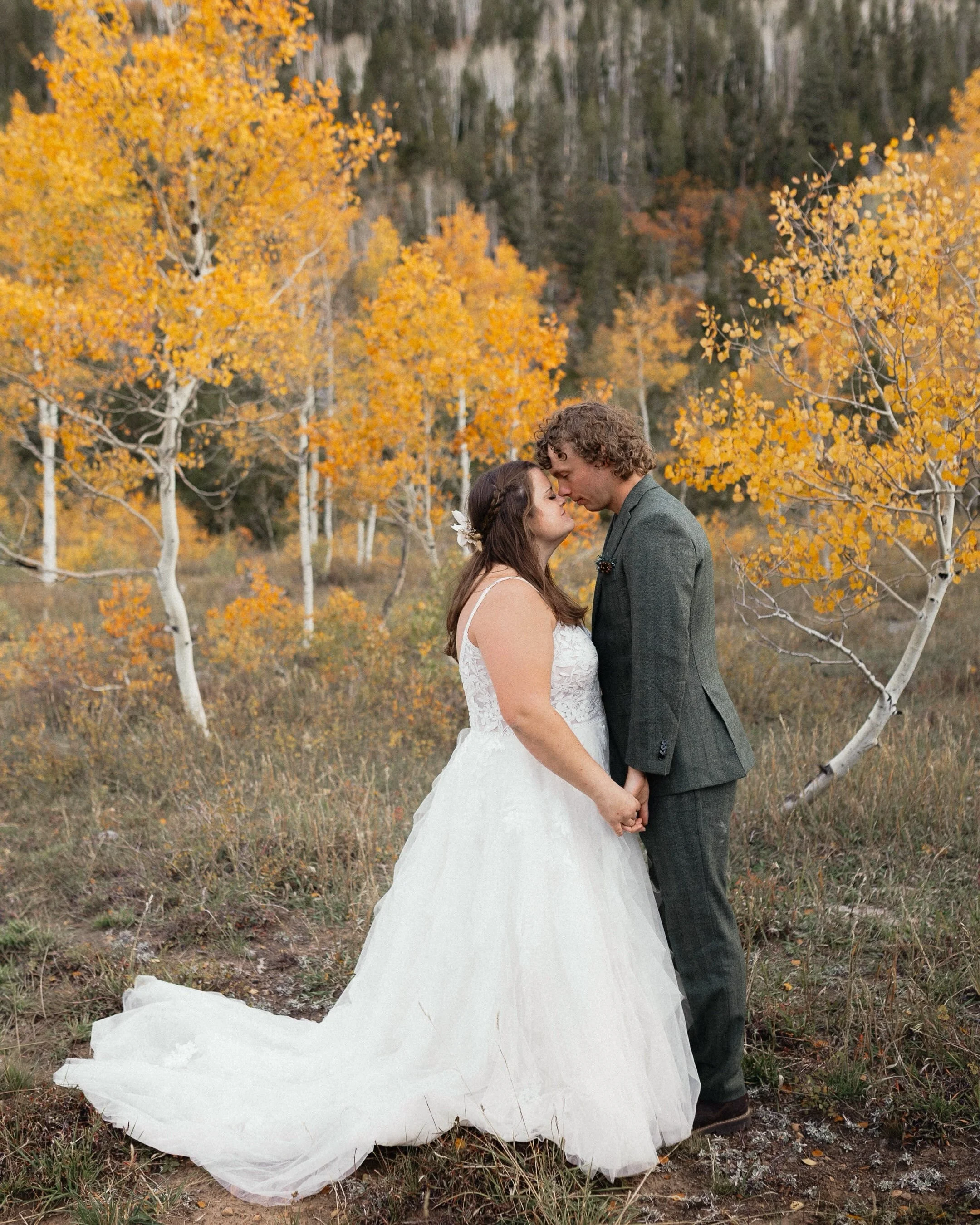 Sneak peek of the beautiful mountain micro wedding of Greg and Bethany! 🐻 🌲 🏔️ 

Cheers to a beautiful couple! 

Cake: @momogourmetcheesecakes 
Florals: @solawoodflowers 
Dress/Outfit: @malmrosebridal @indochino 
Dinner: @tupeloparkcity 

#uintael