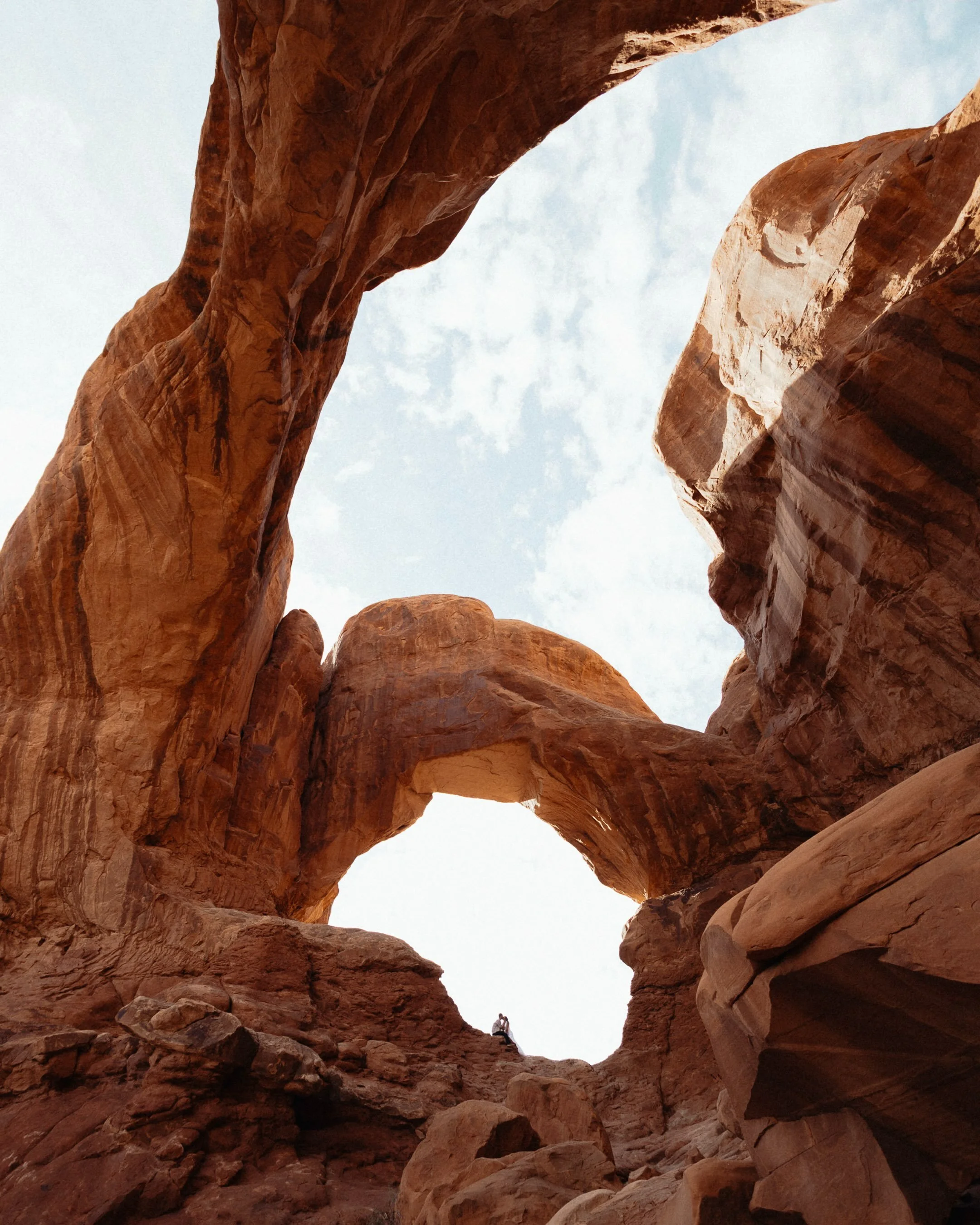 The beautiful elopement day of Brittany and AJ! 
🐦&zwj;⬛ 🏜️ 🌵 

We love a Moab elopement, and they had their dinner with family and friends at @redcliffslodgemoab! 

#moabelopement #moabelopementphotographer #moabmicrowedding #moabweddingphotograp
