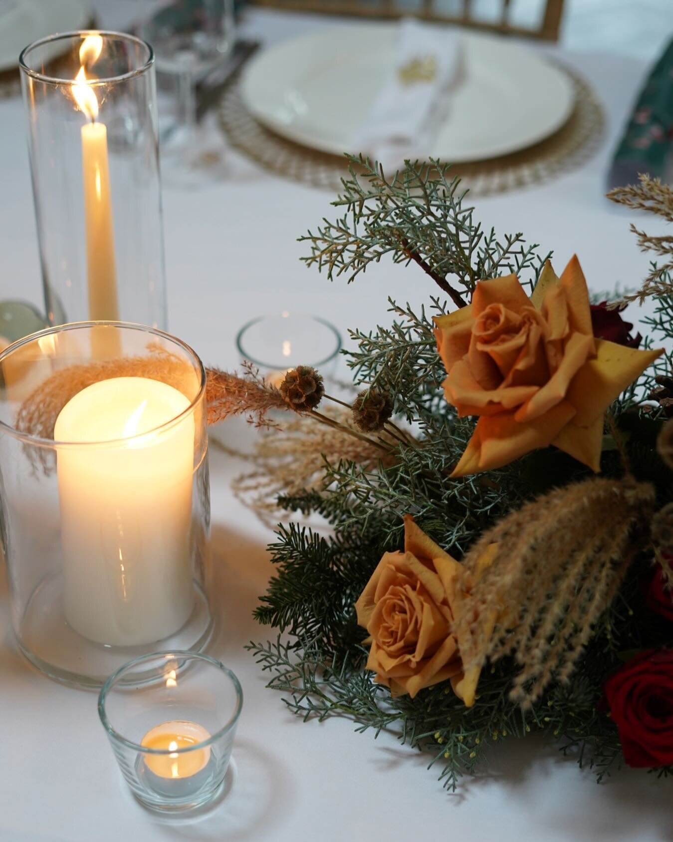 On the table this Christmas&hellip;. 🎄My brother and sister-in law made a massive effort in the Christmas decorations this year the flowers for the table just added to the festive cheer.
.
.
.
.
. 
#christmasdecor #christmasflowers #christmasdecorat