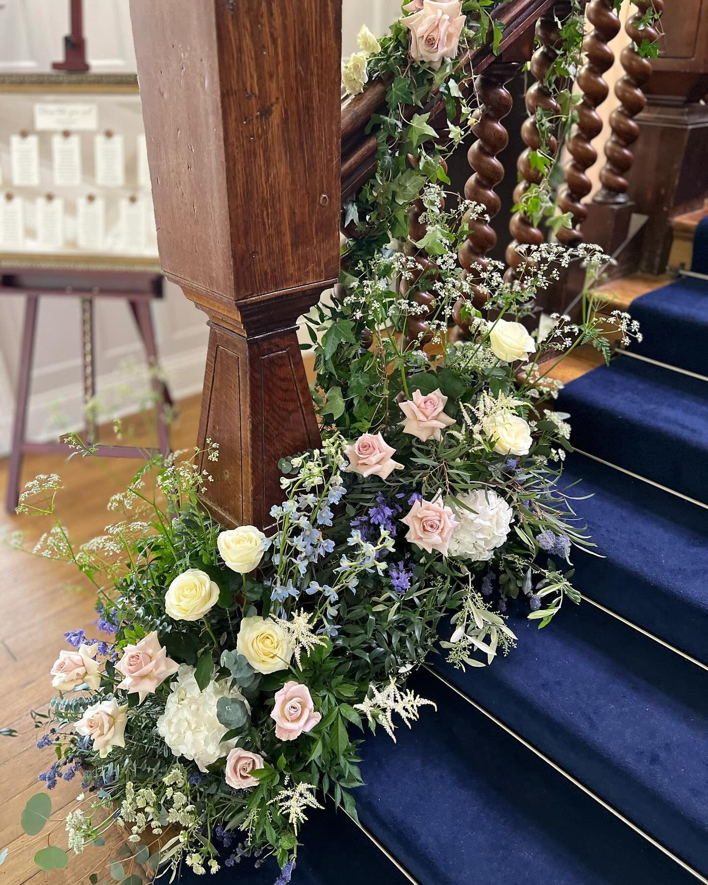 Stair meadow details @highley_manor_sussex. White, blush and blue florals to decorate the staircase. 
.
.
.
.
.
.

#surreyflowers
#surreyflorist
#weddingfloristsurrey
#weddingflowerssurrey
#weddingflowerslondon
#weddingfloristlondon
#londonflorist
#s