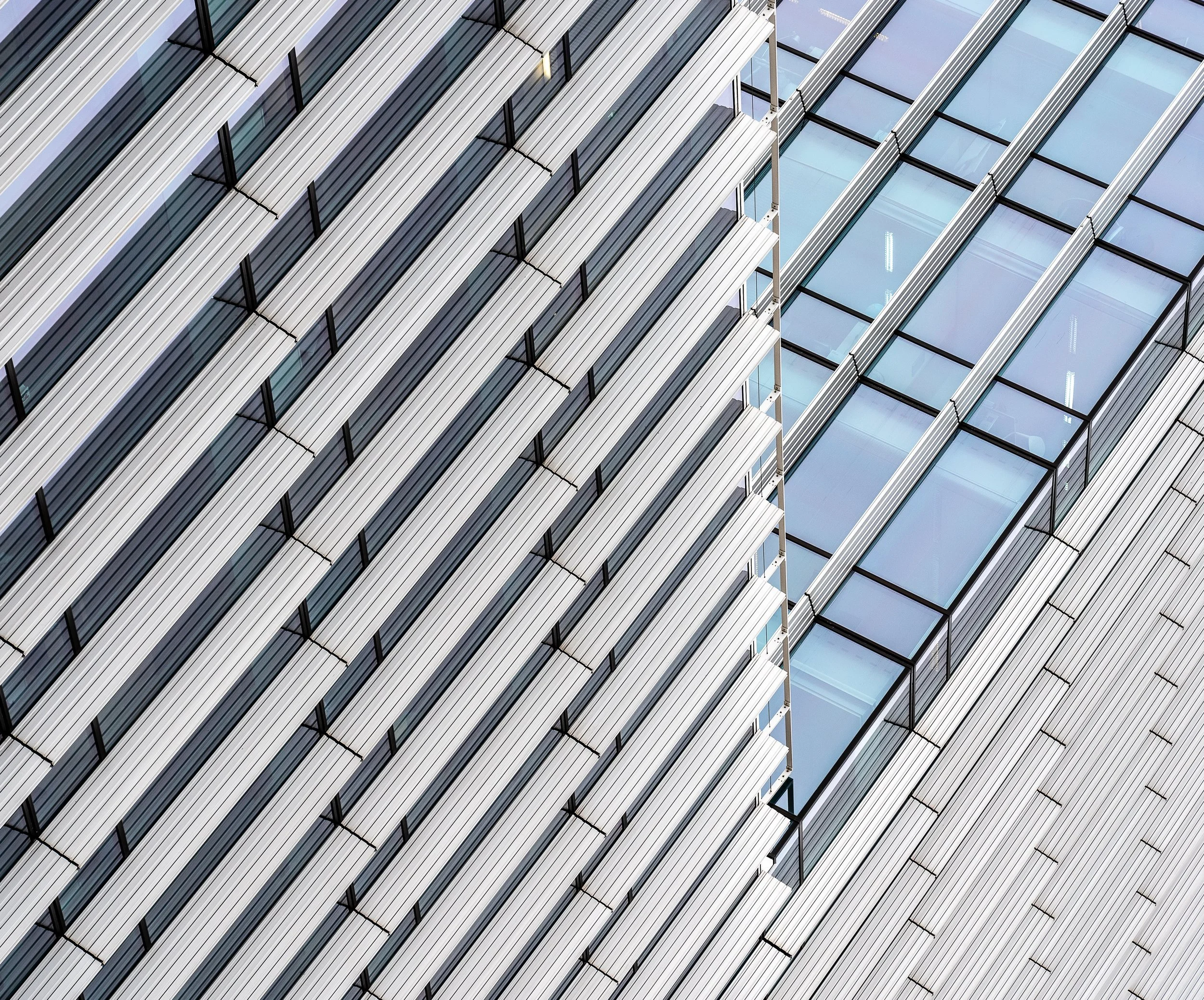 Floating Aluminum Facades: Key Benefits - aPlank — aPlank