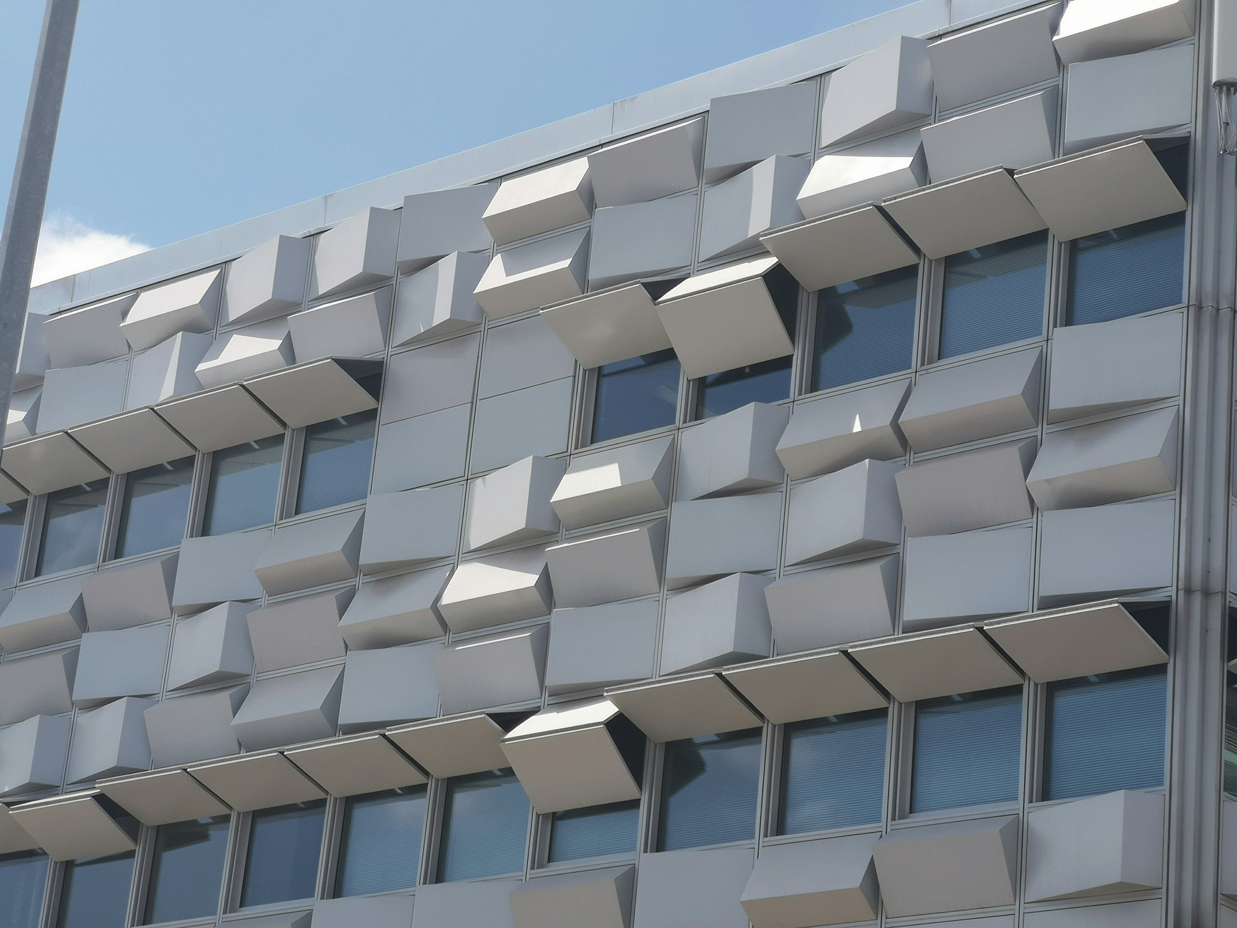 How climate and location affect the choice of Aluminum Facade systems