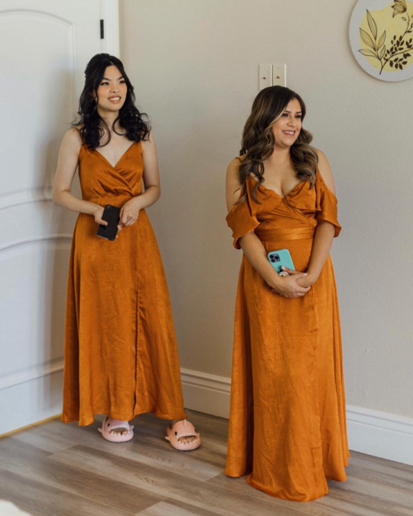 Love the color, love the dresses, love these sweet bridesmaids! The icing on the cake? Those super cool shark slippers!! 😆

🦈: @hello_slippers 
📸: @breewalkerphotography 
💄: @pmastyle 

#supercoolbridesmaids #weddingcoordinator #weddingplanning #
