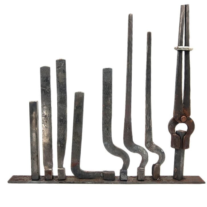3/4 inch V bit tong progression
.
.
.
.
#blacksmithing #blacksmith #toolmaking #toolsofthetrade #tongs #tongprogression #industrialv-bittongs #vbittongs #blacksmithtongs
