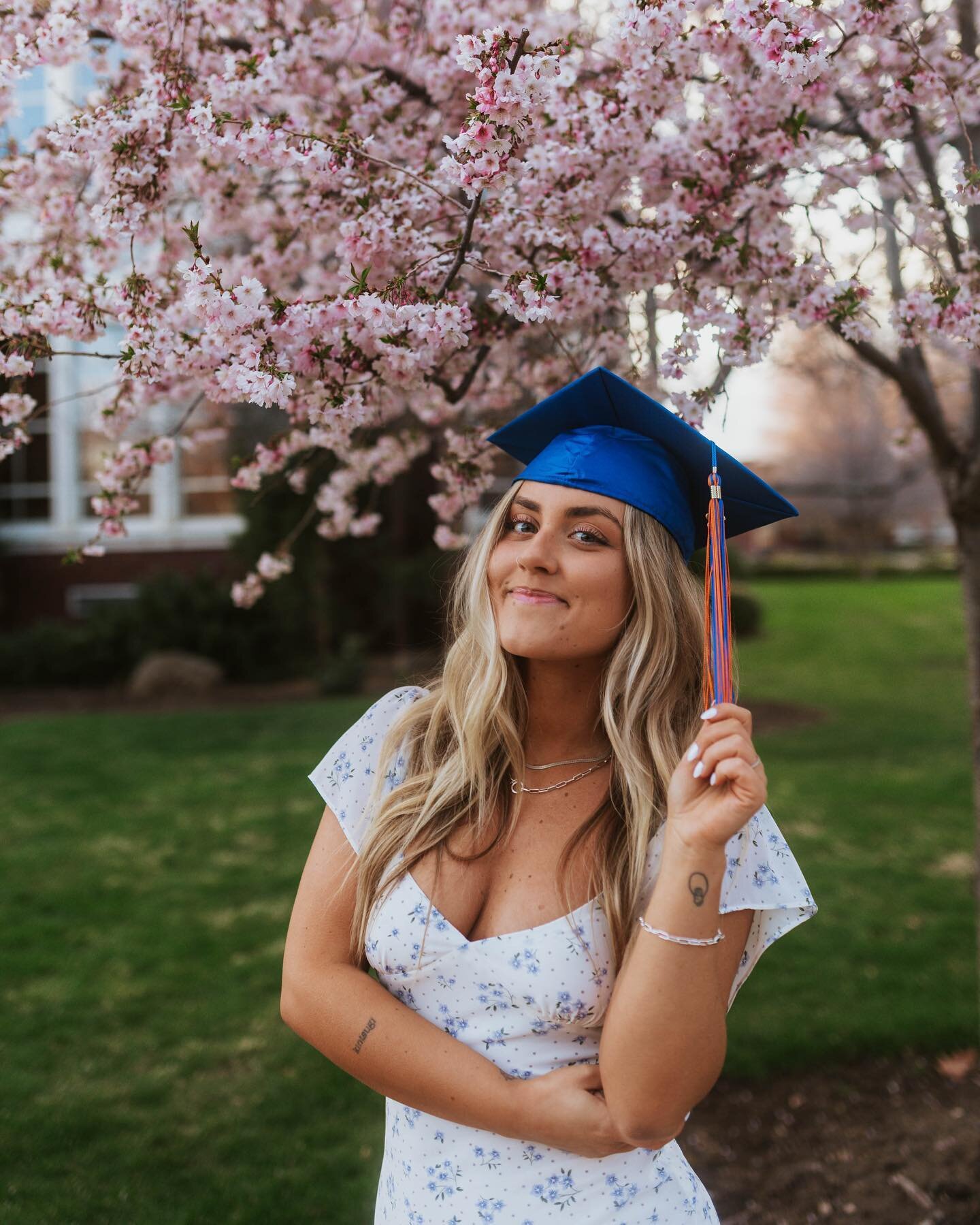 Spring has sprung and I&rsquo;m here for it. No more snow please ☀️💐🎓😆

#boisestategrad #capandgown #boisestategraduation #graduationphotos #boisephotographer #collegegrad #seniorphotos #gradphotographer #gradphotos