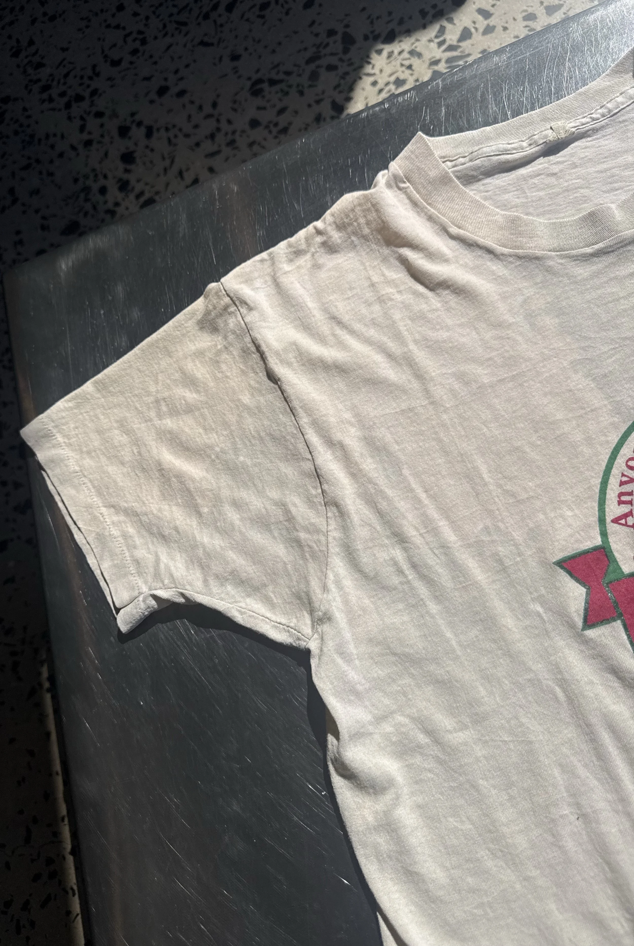 Single stitch sleeve hem on vintage 90s cream t-shirt