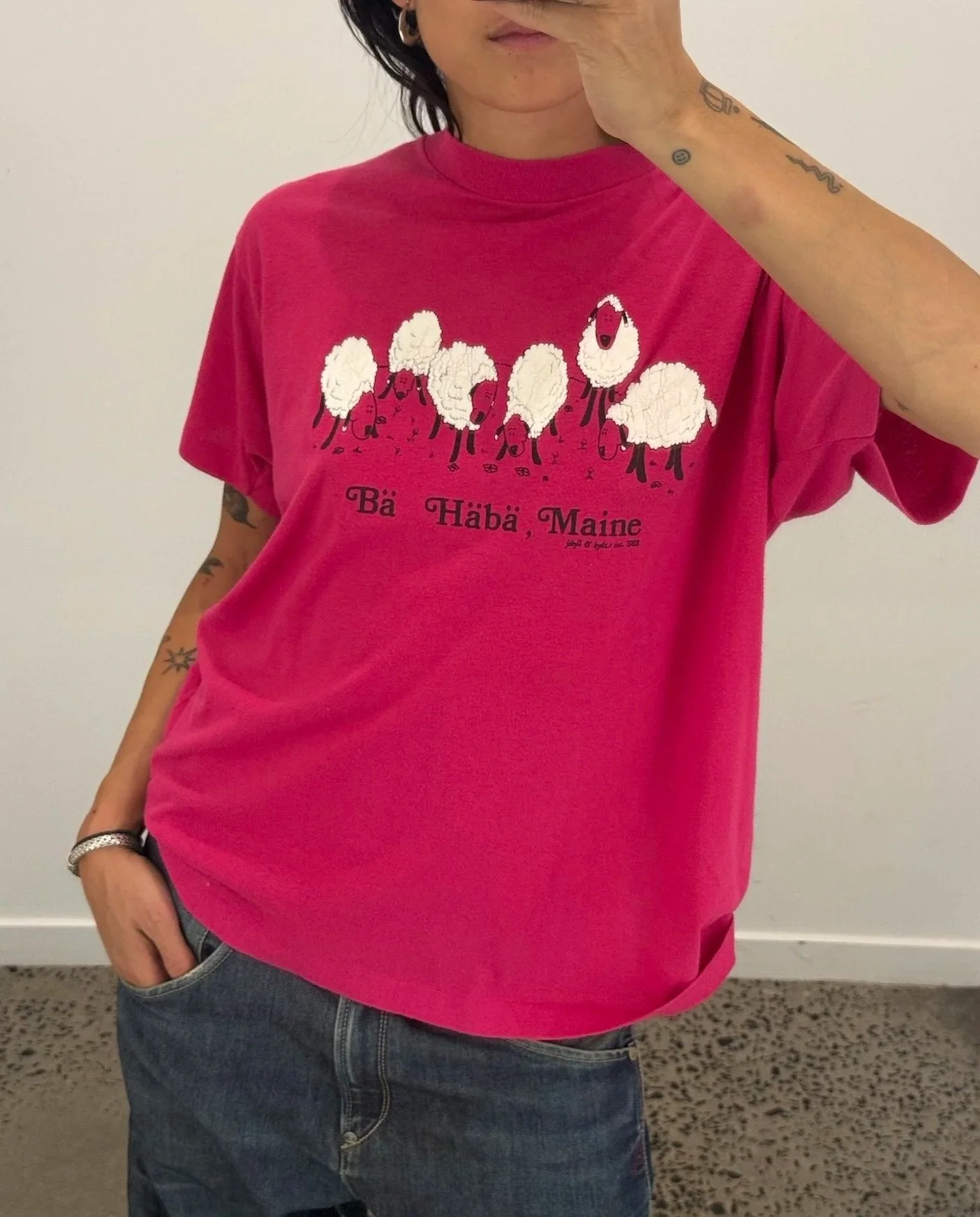 bä häbä maine sheep tee