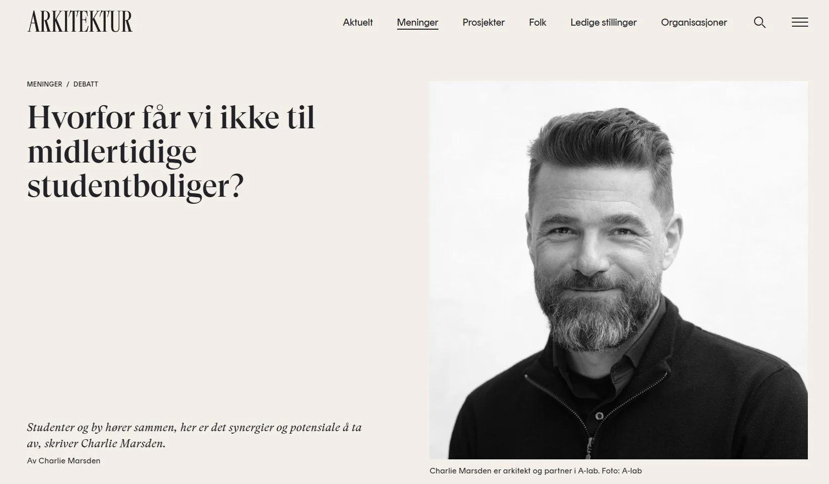 Utklipp fra en kronikk A-Lab skrev om midlertidige  studentboliger som var publisert i Arkitektur. Bildet har en stor svart overskrift med profilbilde av Charlie Marsden, arkitekt hos A-Lab og leder av studentboligsatsning