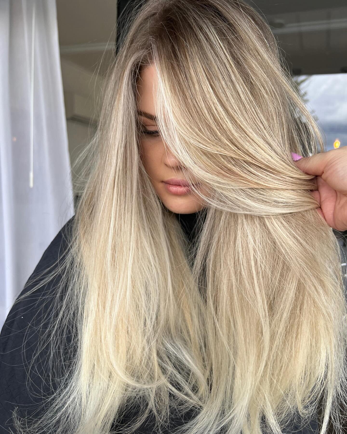 NO WORDS! 😮  favourite colour thus far
FORMULA : teasylights pl+10/20vol babylights on top pl+10vol heavy face frame balayage toner roots 8.12+10.20+1.8% ends 3/4 0.00+ 1/4 10.20+1,9% 
.
@lakmecolour #lakmecolour @haircaregroup #haircaregroup @foilq