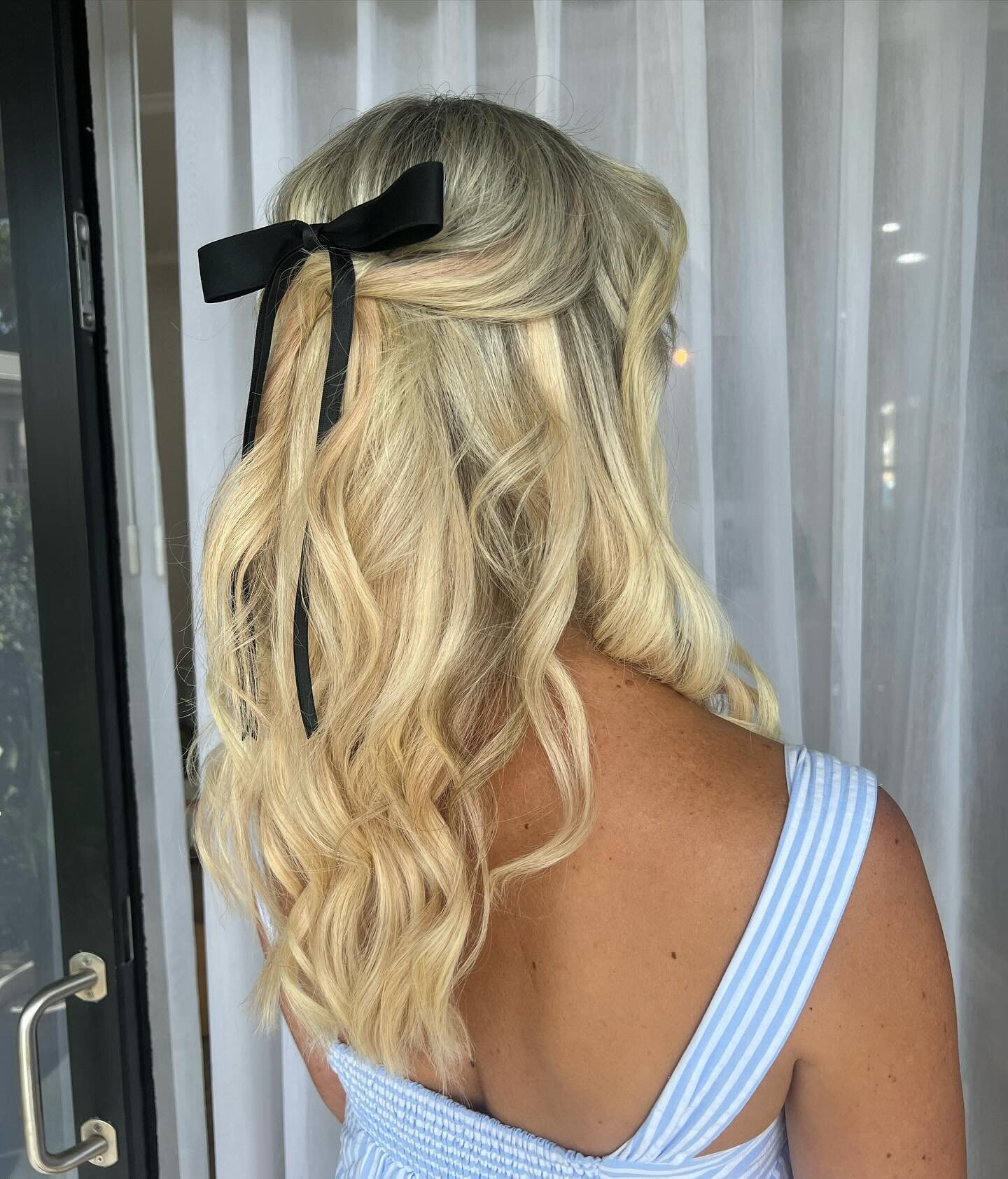 Adore this charming bow upstyle! Who can resist a bit of fabulous styling inspiration? #HairGoals 💇&zwj;♀️✨