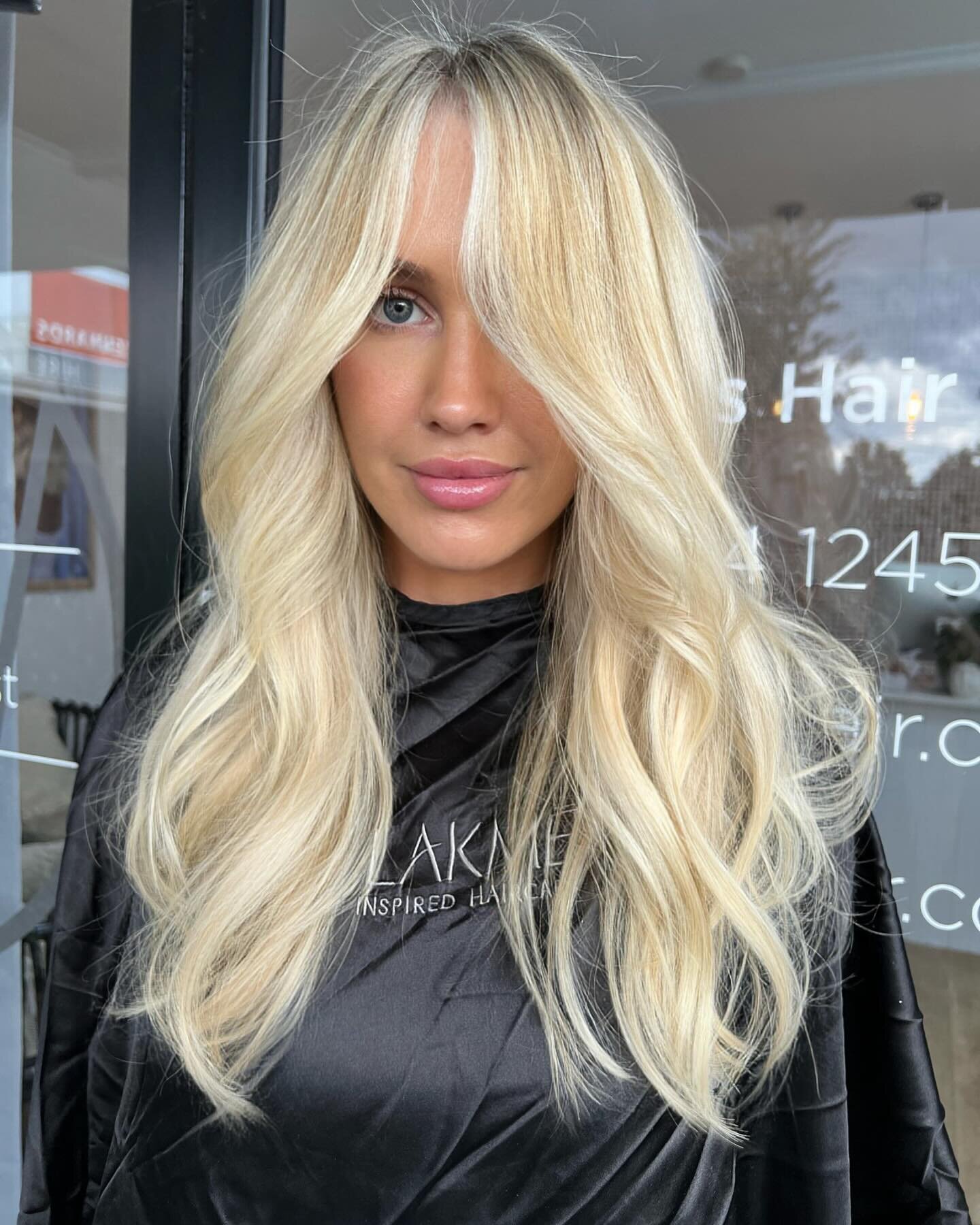 Our Inspo was bright bright bright ⭐️ 
Full hd foils pl+10/20vol then 20vol tip out pl+1,9% toner 10/20+0/00 + Olaplex 1+2 
.
#blonde #blondehair #blondes #blondebalayage #blondehighlights  #blondeombre #blondespecialist