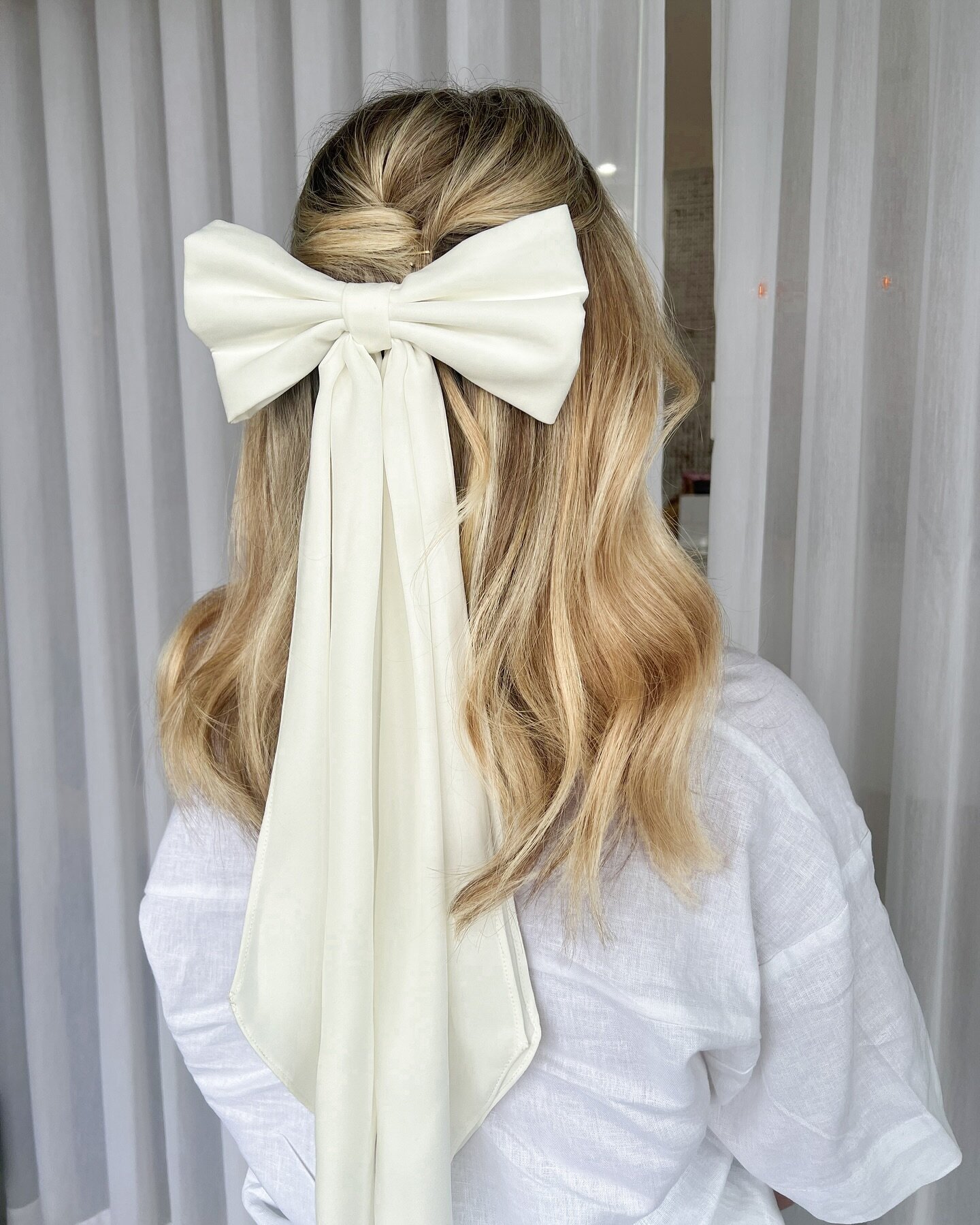 &ldquo;Feeling bow-tiful with these blonde waves 🎀✨ 
hens party vibes 🥂
.
.
#HairGoals #Bowtiful&rdquo;