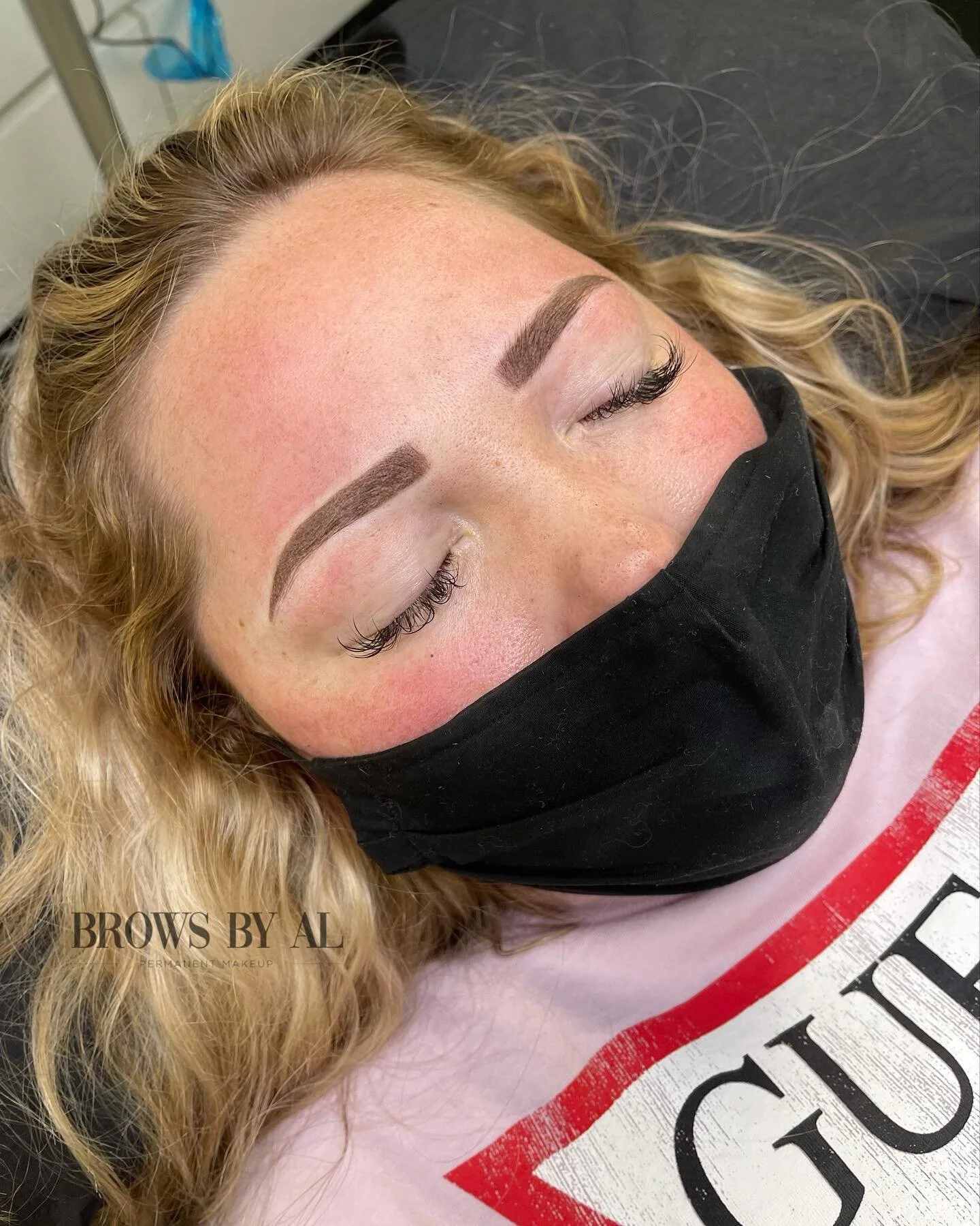 Correction done today! She got her eyebrows done acouple years ago by another artist. We corrected the red brows, turning them back to brown and we fixed the shape of the brows making them symmetrical! &mdash;&mdash;&mdash;&mdash;&mdash;&mdash;&mdash