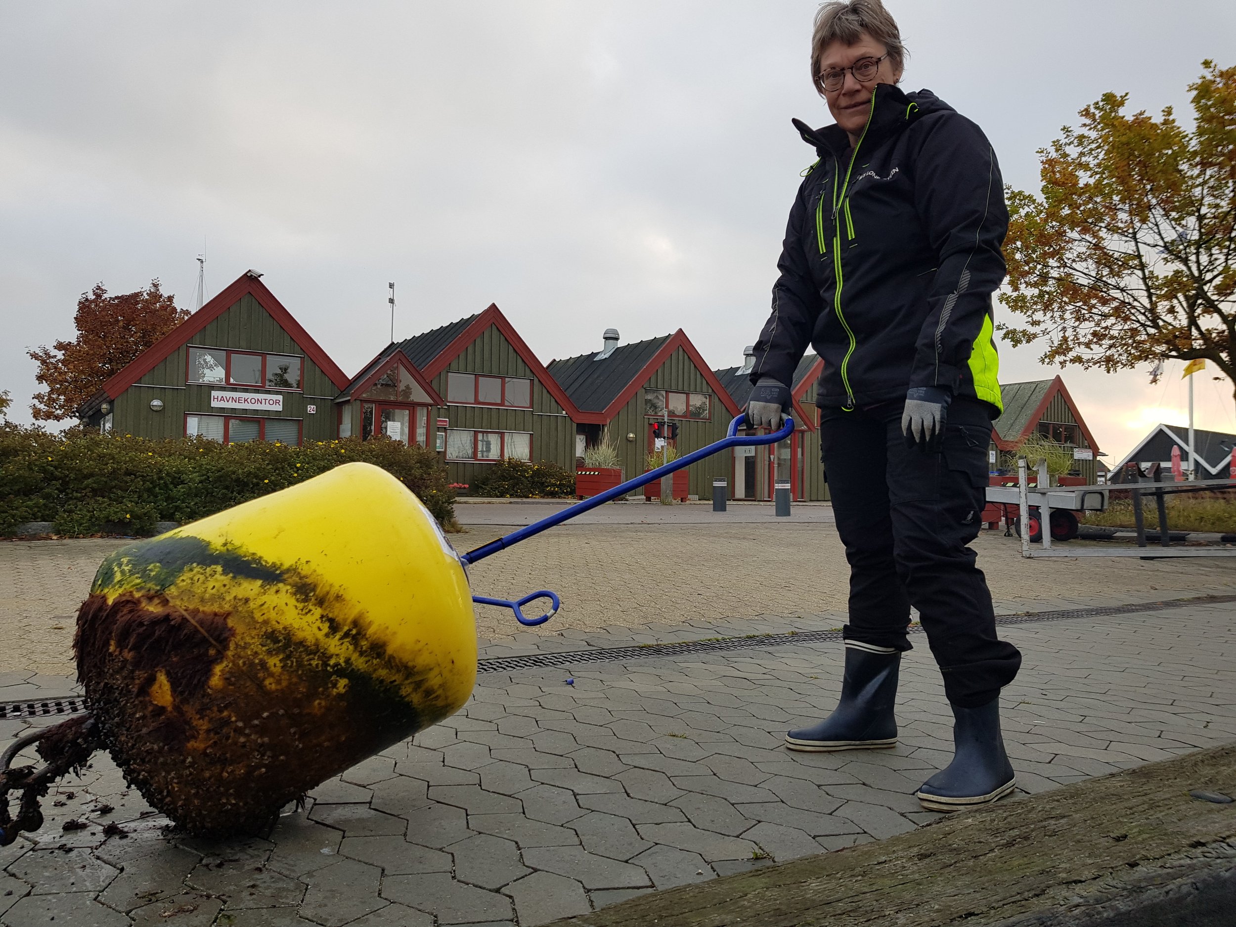 Lone ved sommerbøjerne på land. Mindre vinterbøjer er lagt ud til erstatning af sommerbøjerne.