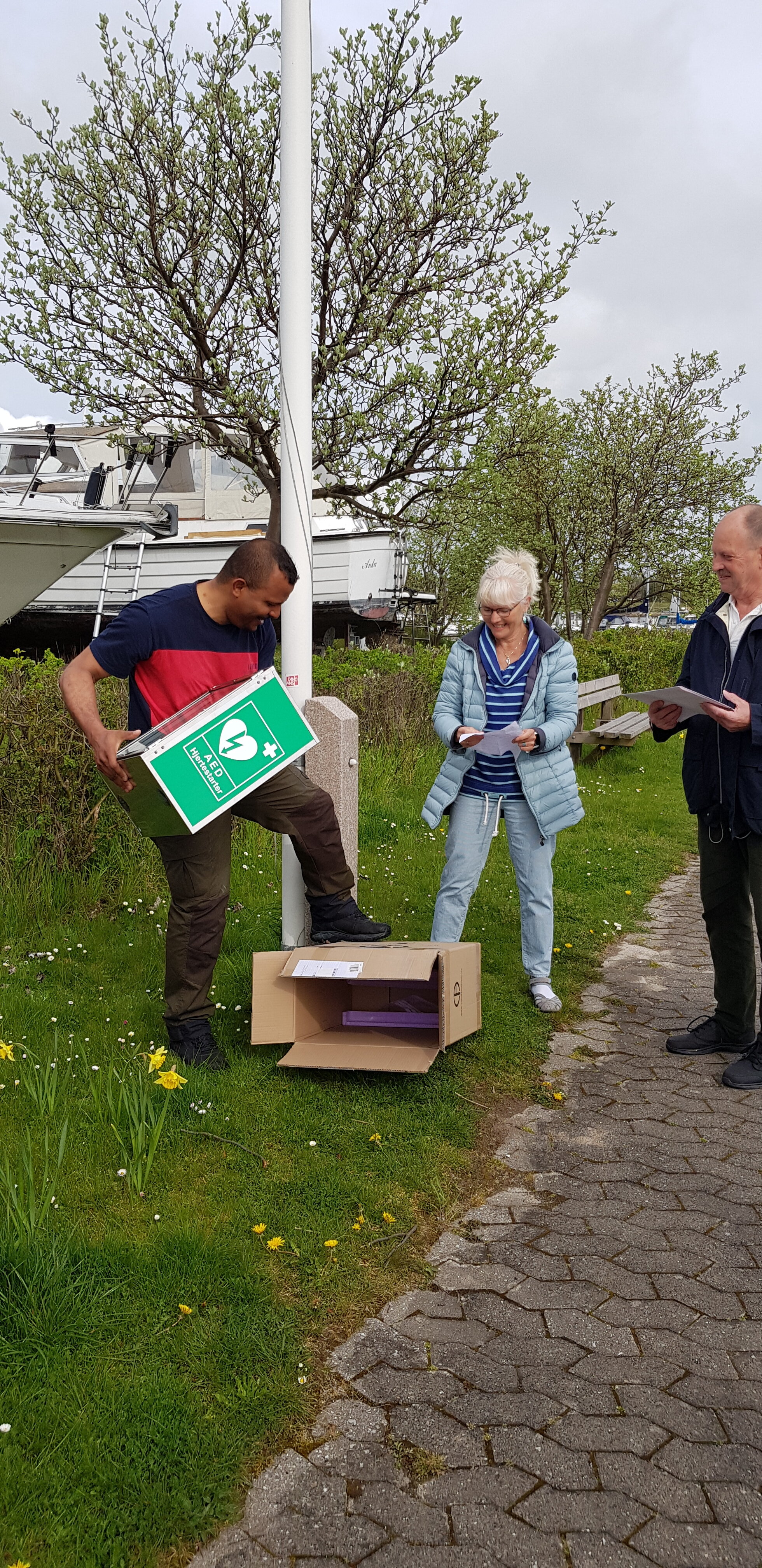 Formand og næstformand med ny hjertestarter til havnen doneret af Greve Sejlklub 2019