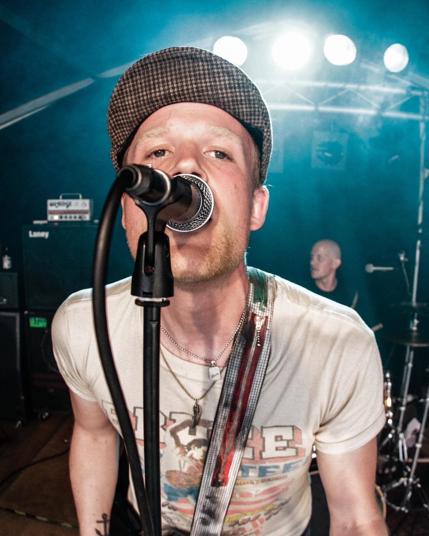 Throwback Thursday&hellip;.
The Headlines live at Garage-summerfest back in 2013 🧷👅💥
@theheadlinesofficial @garagebar.se 📸 @wasaboogie 

#swedishpunk #garagelive #livemusik #sweden #sk&aring;ne #h&ouml;gan&auml;s #highnose #konsert #garage #garag