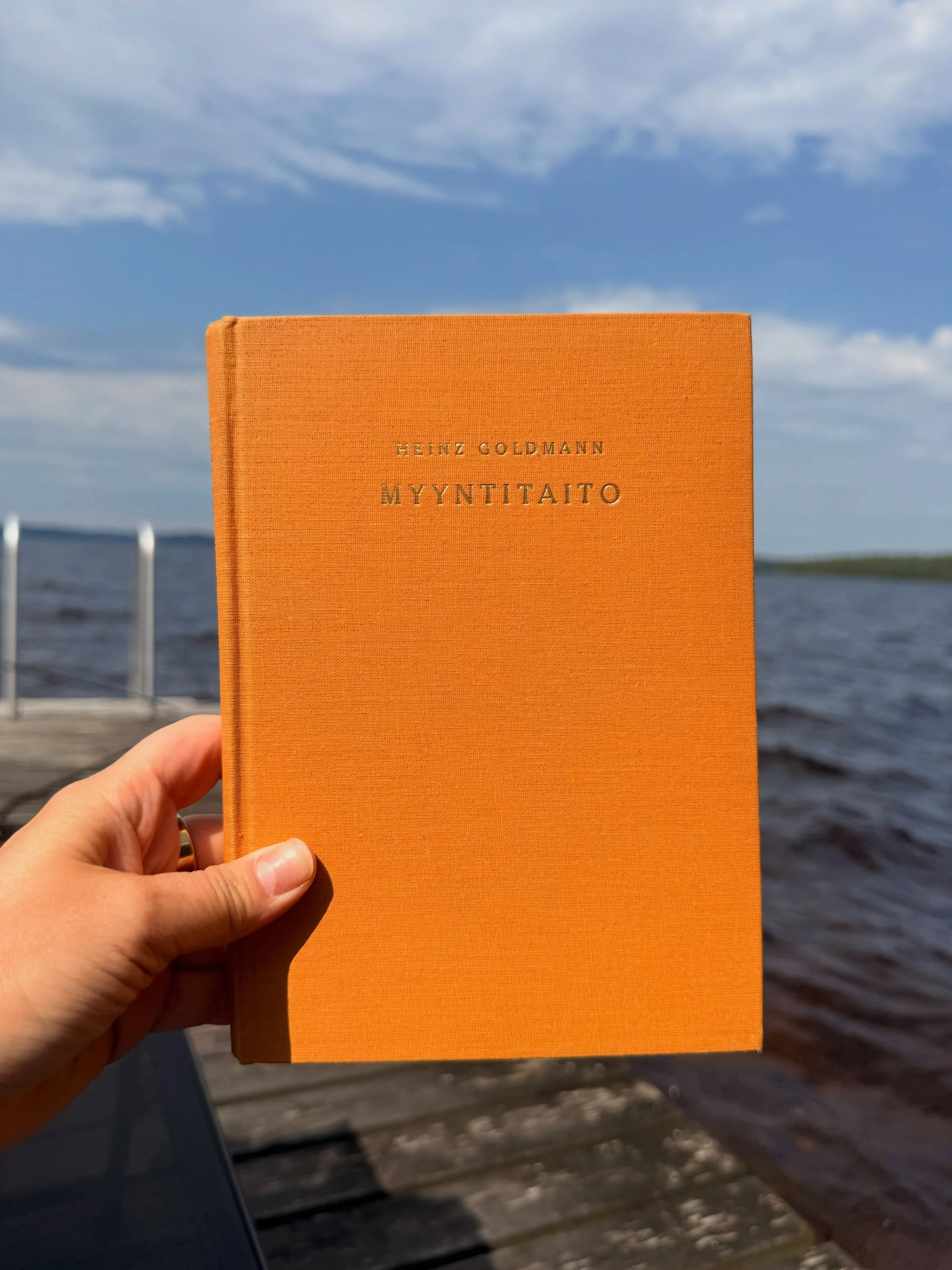 Terveisi&auml; kes&auml;lomalta! 🌻

Perinteist&auml; jokakes&auml;ist&auml; m&ouml;kkisiivousta tehdess&auml;ni, osui k&auml;teni t&auml;h&auml;n Goldmannin Myyntitaito -opukseen. T&auml;&auml; kirja on julkaistu 1952 ja sittemmin suomennettu 1954.

