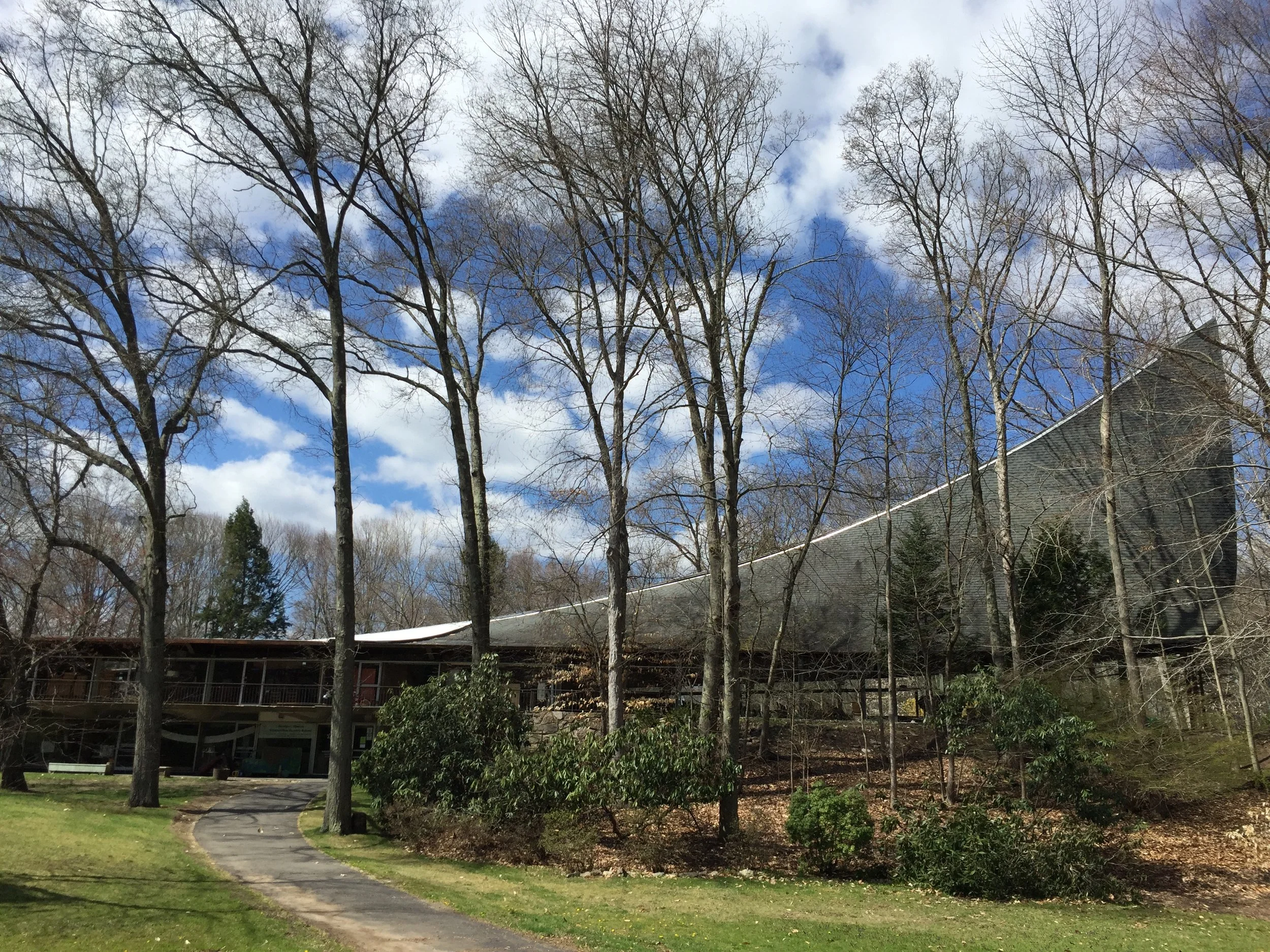 First_Unitarian_Church_in_Westport_01_-_soaring_sanctuary_on_right.jpeg