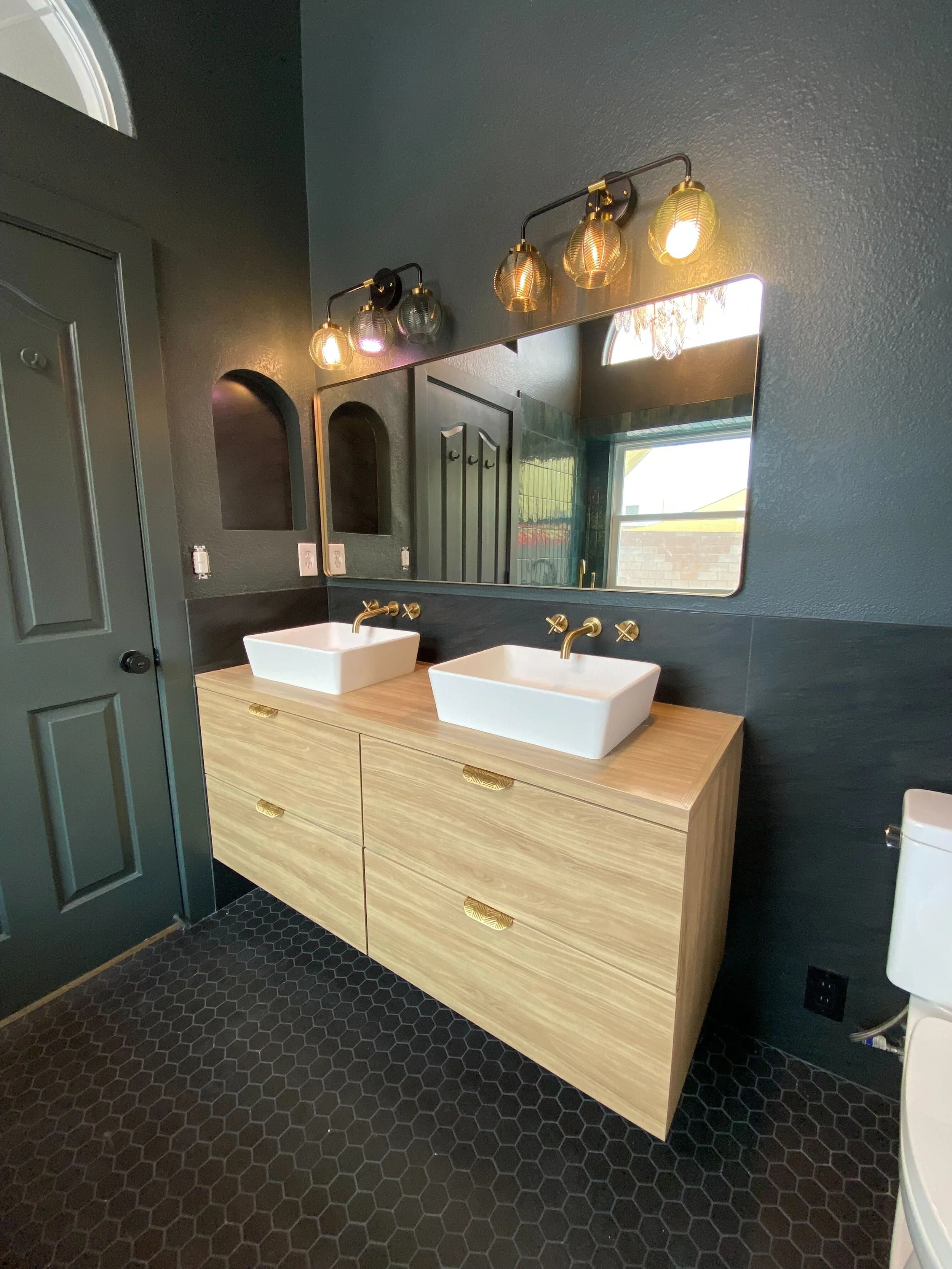 Selecting the Perfect Fixtures and Accessories for Your Bathroom and Kitchen Remodel