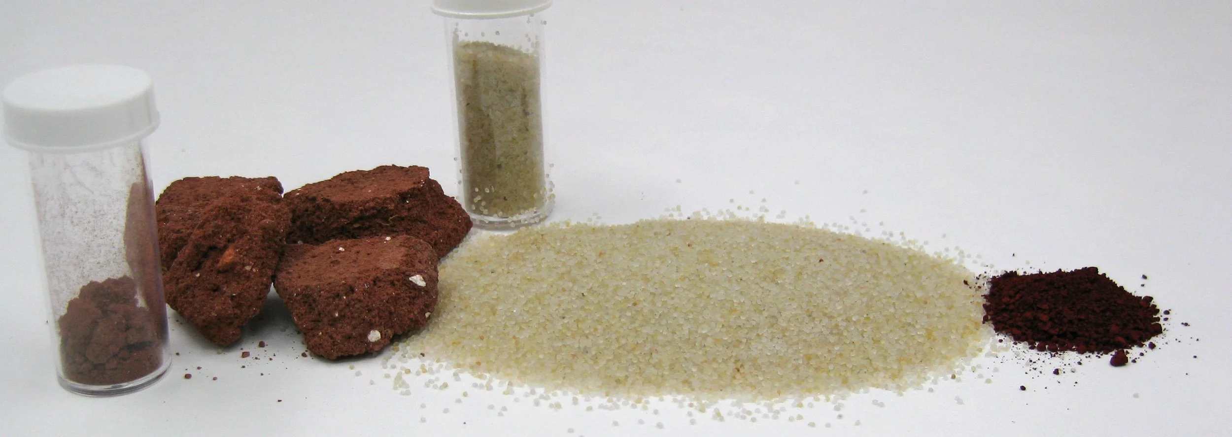 Sand and pigment extracted from a red lime mortar using acid digestion