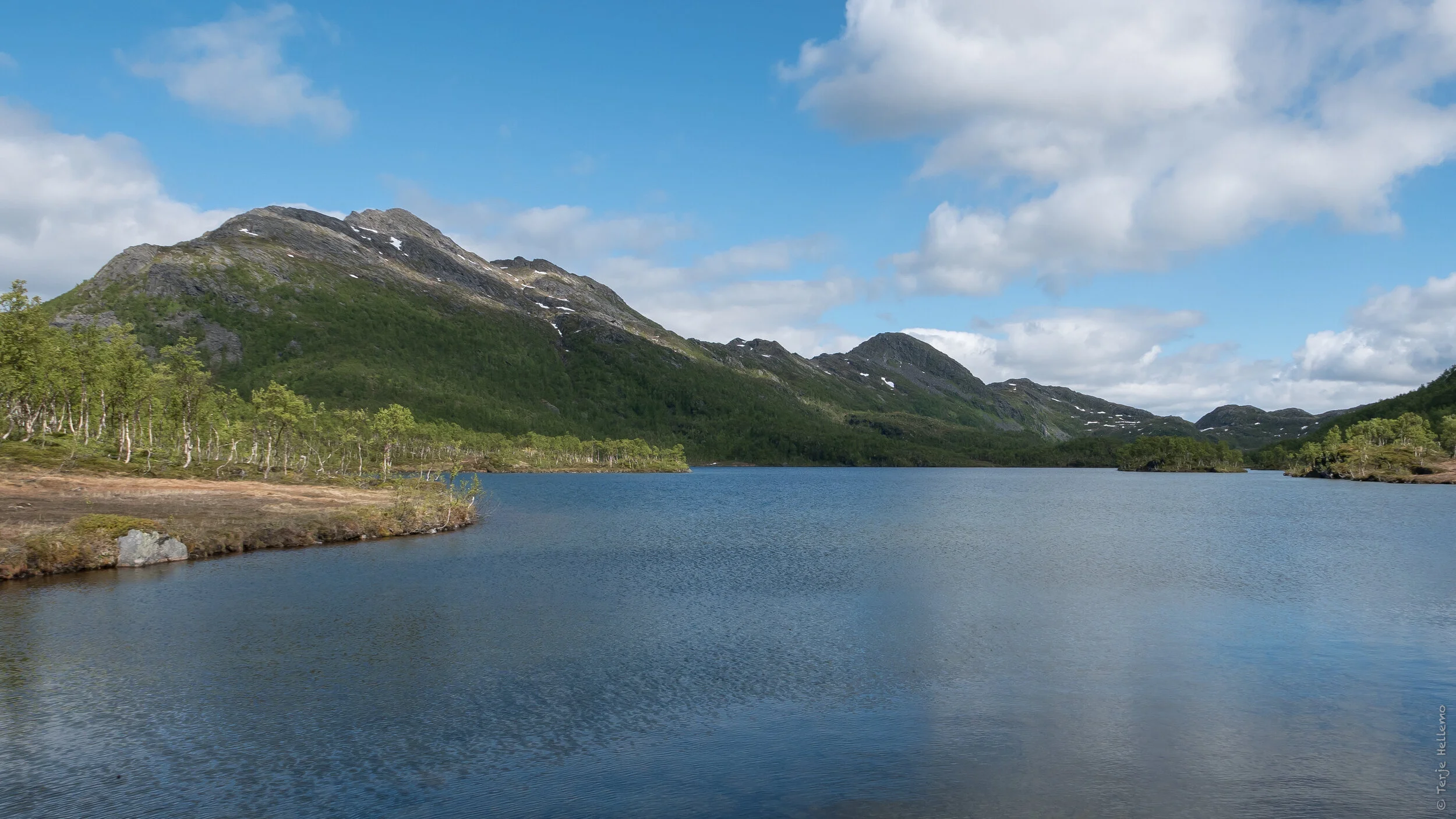 Nå er vi kommet  til det nederste av Holmevatnan. Vi planlegger å gå opp til  Storviktinden via den elvedalen der man kan se at det ligger litt snø.
