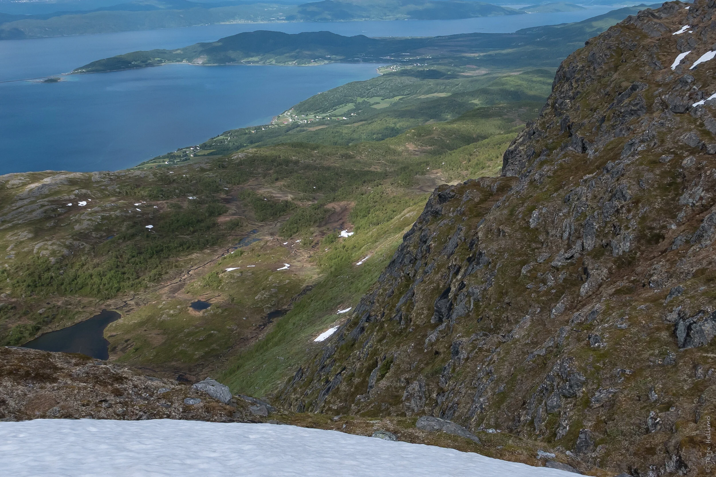 Oppe på Blåfjellet. Knipser et bilde av Brøstad før vi svinger sørover for å komme på Storviktinden.