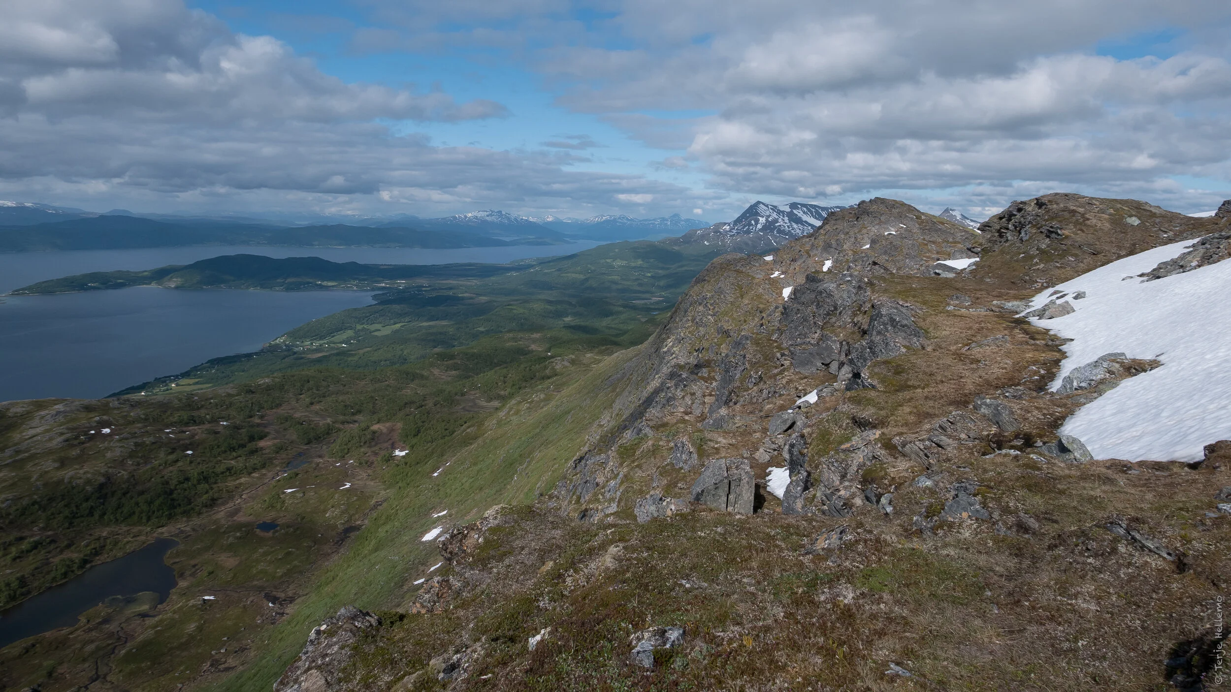 Godt med en god  pause med Kaffe, Real Turmat og en melkesjokolade som har ligget i  Ingeborg sin sekk de tre siste turene. Halve turen gjennomført og nå er  det stort sett nedover 🙂 Utsikt mot Finnlandsnes og Børringen.
