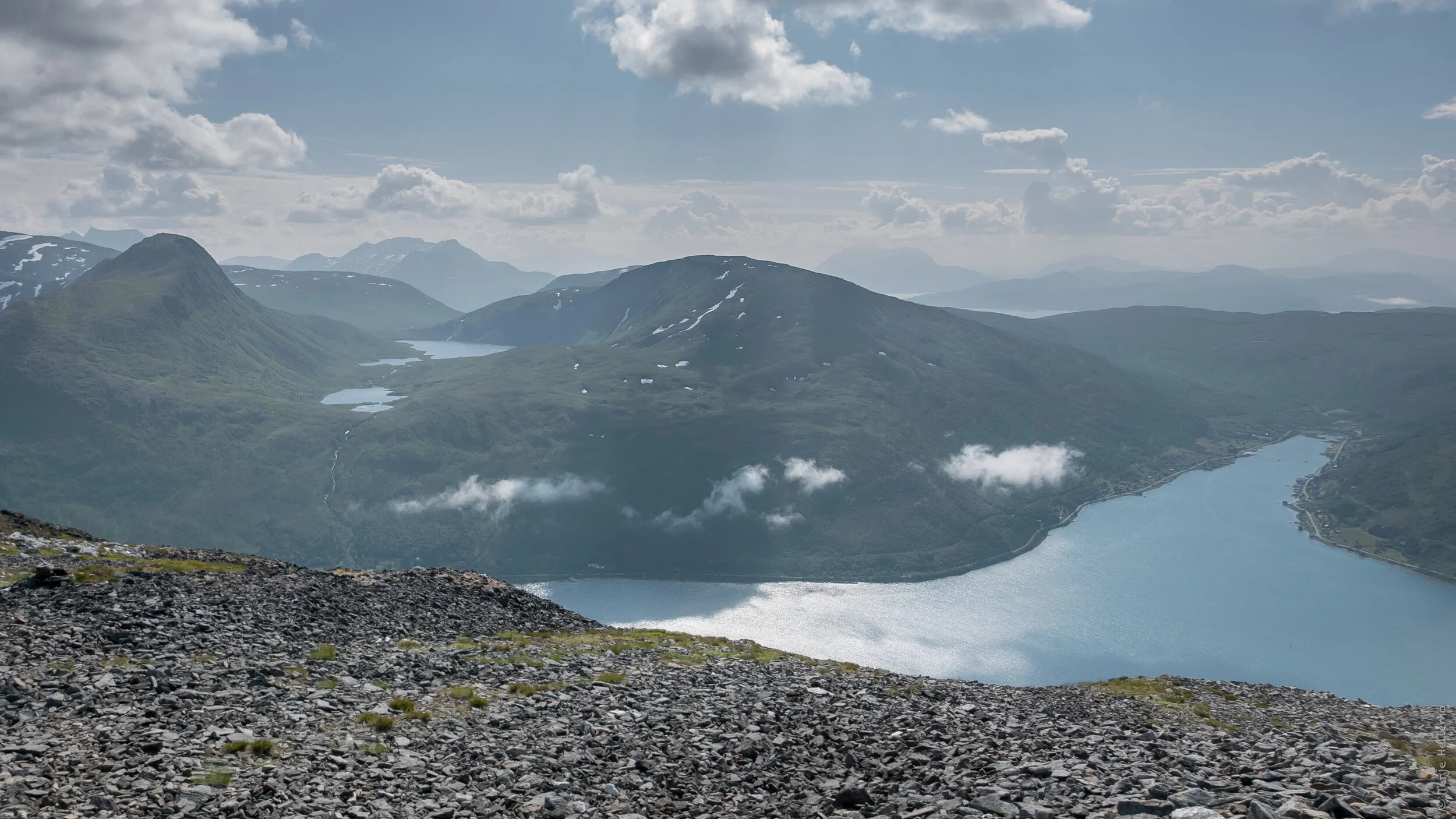 Snart oppe. God utsikt Synnøvjordtinden, Synnøvjordvatnan og Sørfjorden.