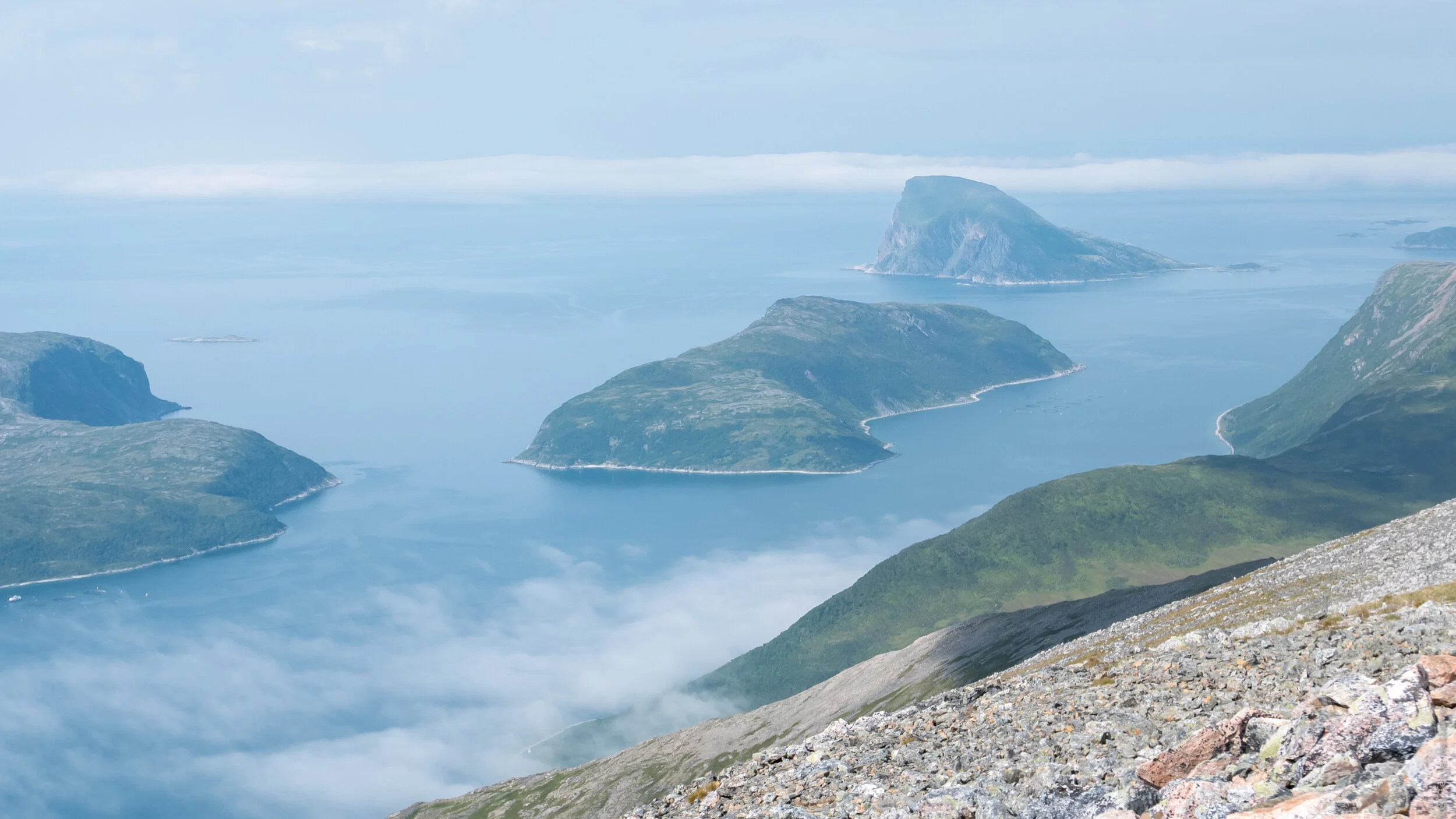 Oppe. Skodda er på vei, men den har heldigvis ikke tatt vekk utsikta i retning av Tussøya, Høgøya og Håja.