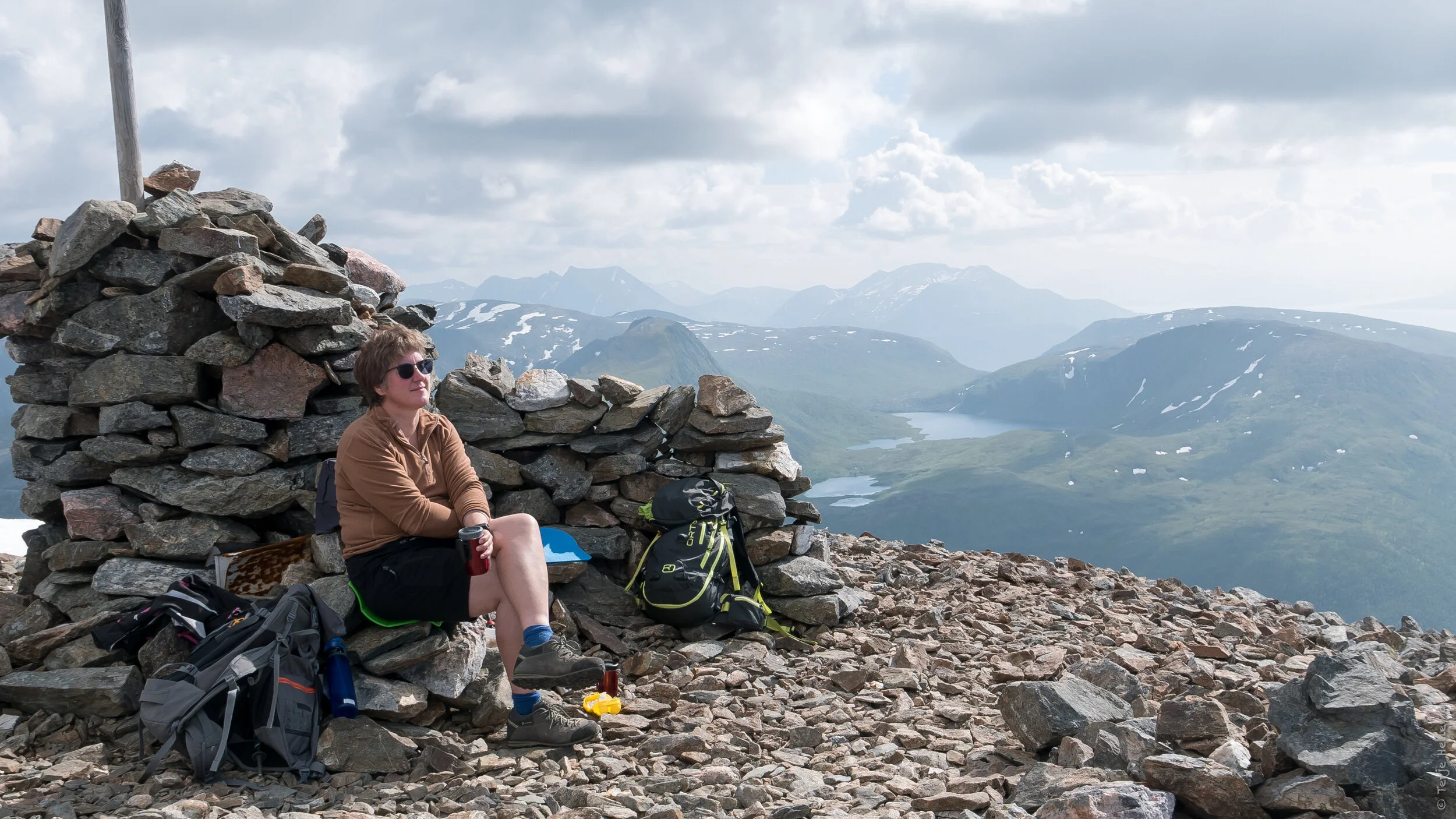 Fin varde med levegg. Ingeborg nyter utsikten og kaffen.