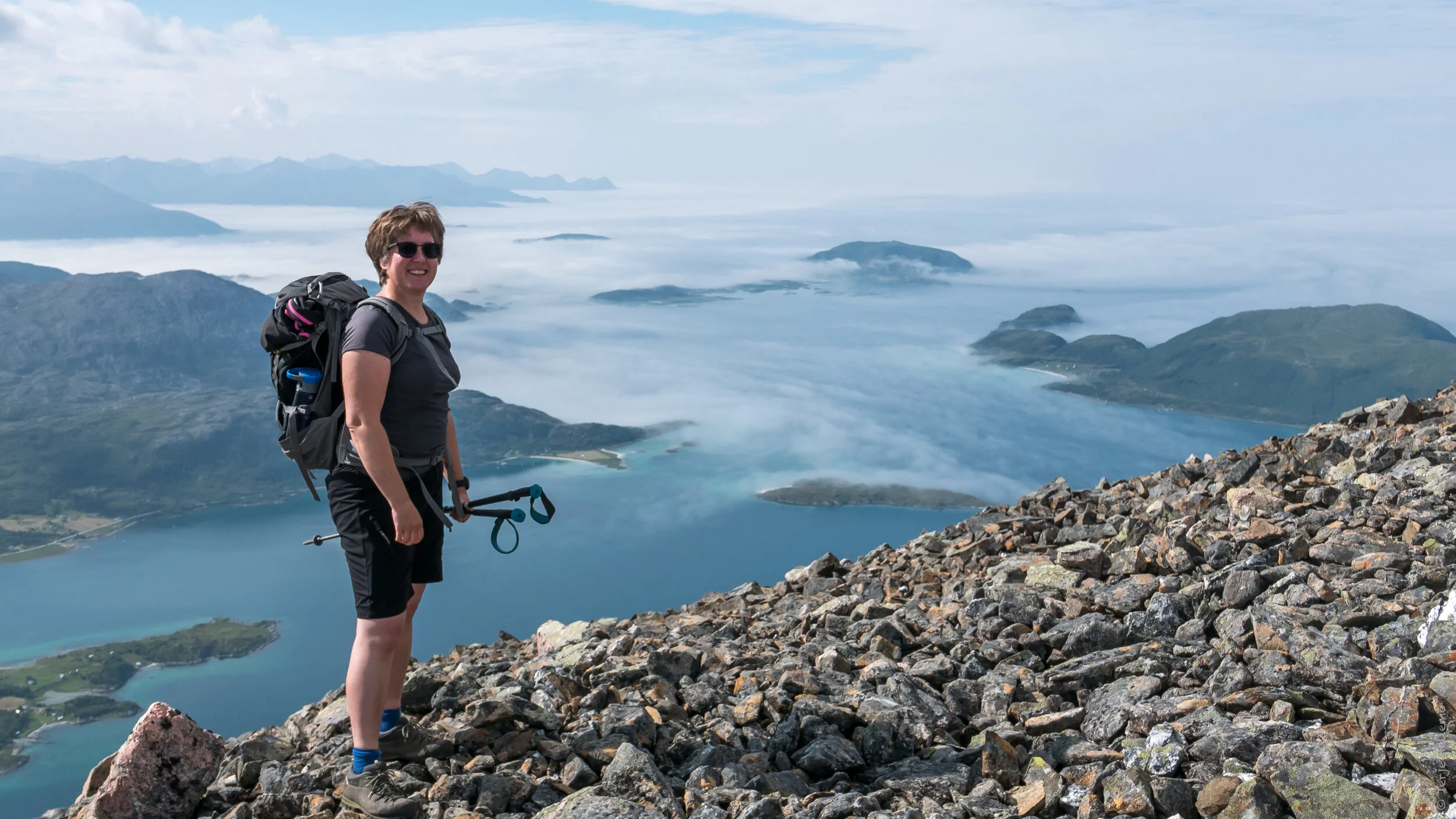 Fornøyd frue på tur. Det bør man som sagt ha! Sommarøya og Senja i bakgrunnen bader i skodda.