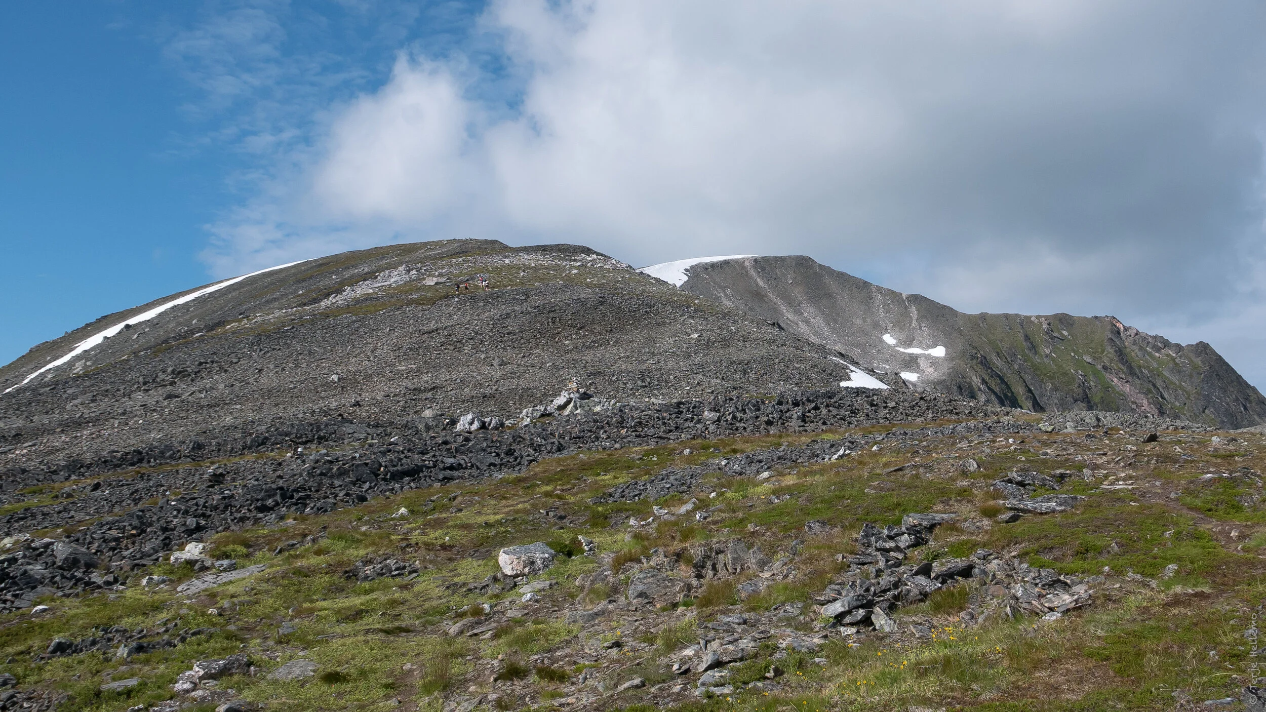 Her går vi over fra sti i mose og lyng og til stein på stein. God merking og greit å gå.